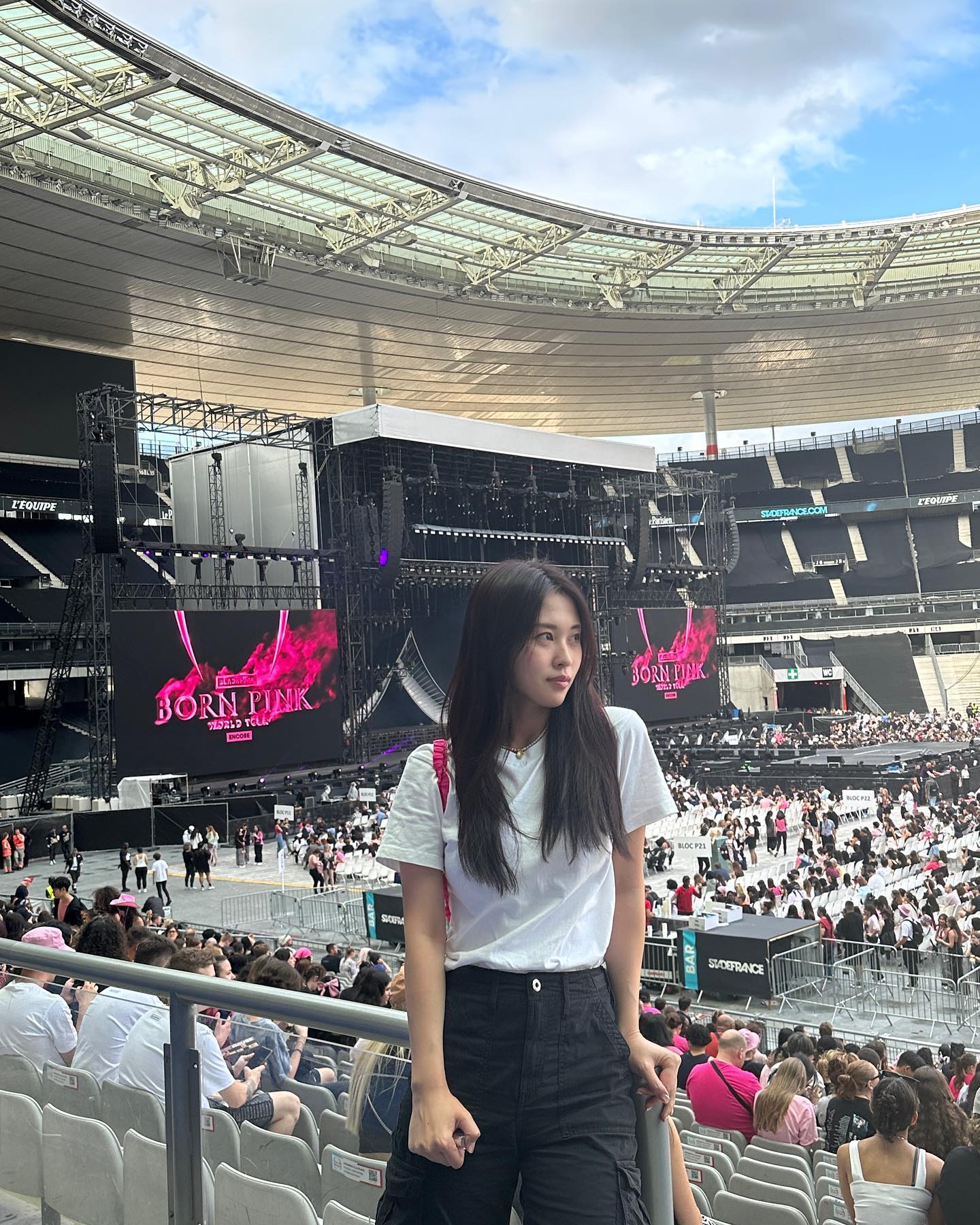 🇫🇷프랑스 여행 기록🦋
블랙핑크 파리 콘서트에 다녀왔다✨
신혼여행에 블핑 콘서트데 가자는 남편의 제안에 
이미 티켓팅도 끝난 상태라 금액도 어마어마하고
나중에 한국에서 할때 보면 되는거 아닌가..?
복잡한 맘에 처음엔 무슨소리야.. 했지만
막상 가서 보니 재밌었고 좋은 경험이었다
.
블핑이 인기가 많다는 건 알고 있었지만 어나더레벨이었다
내 뒤에 세자매와 그들을 데리고 온 엄마가 있었는데
콘서트가 시작하자마자 자매가 막 울면서 노래를 따라부르더라
그 모습을 보는 엄마도 눈물을 흘리는데
나까지 뭔가 감정이 벅차올랐다🥹
.
비록 이거 보느라 가고 싶은 레스토랑도 결국 못가고
파리에서 맥도날드를 먹었지만🫠그래도 만족!
.
.
#블랙핑크 #blackpink #paris #bornpink #paris