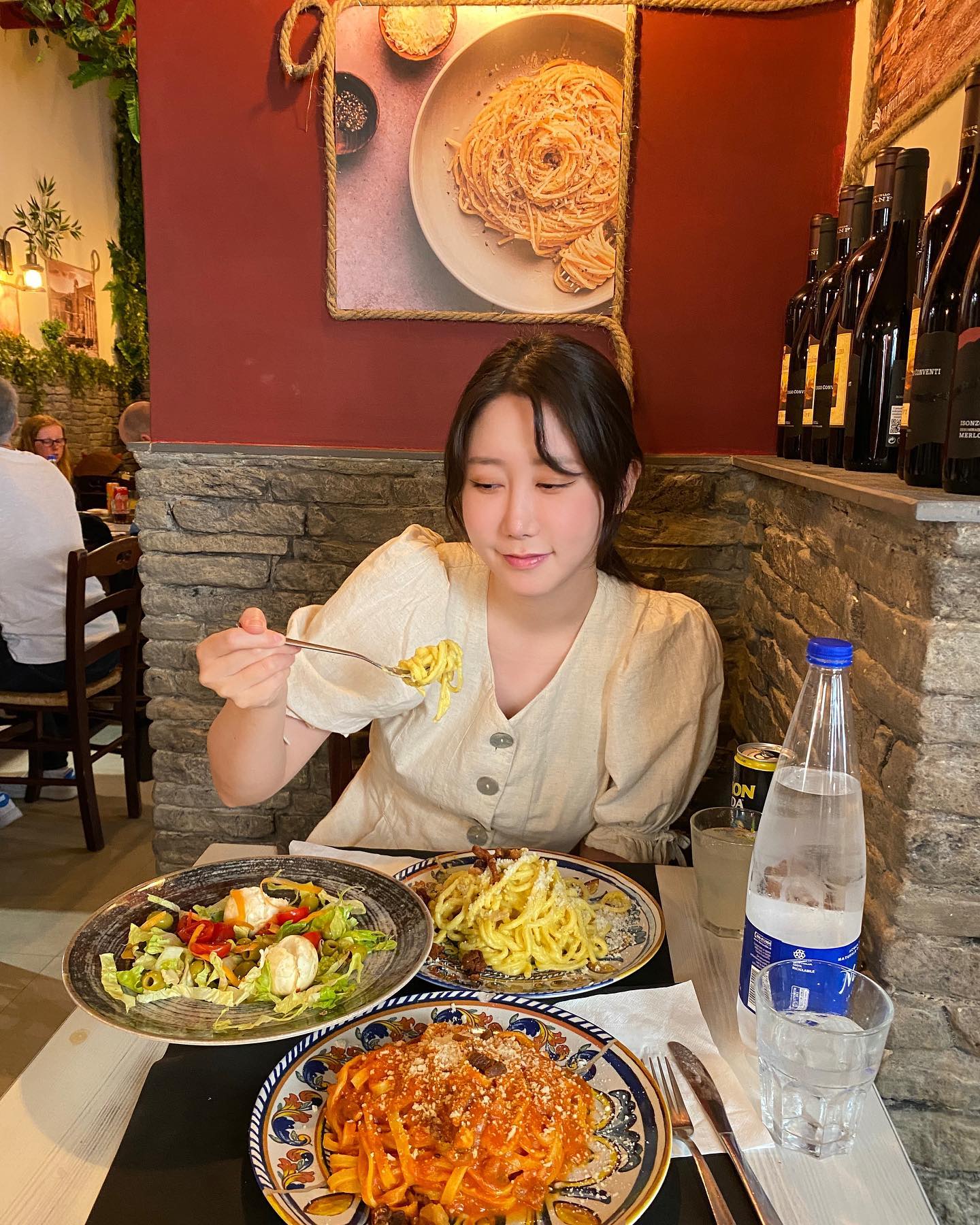 처음 먹어본 로마 파스타 🍝 

로마 대표 파스타라 하면 아마트리치아나 & 카르보나라 라고 했다 !
콜로세움 근처 파스타 맛집 웨이팅 하기전에 앉을수있었다 🙌
신선한 재료에 생면까지 너무 조화로운데 왜이렇게 짠건지…  양도 너무 많아서 많이 남겨서 죄송했던.. 로마 오기전까지 이태리 음식 안짜고 입에 너무 잘맞는다고 로마 현지인한테 말했더니 의아해하던걸 이해할수있었다.. 
이렇게 세계 음식의 맛을 느껴보는거지 😛

#이태리여행 #로마여행 #로마맛집 #로마파스타 #여행스타그램 #여행기록 #여행맛집 #여행일기 #아마트리치아나