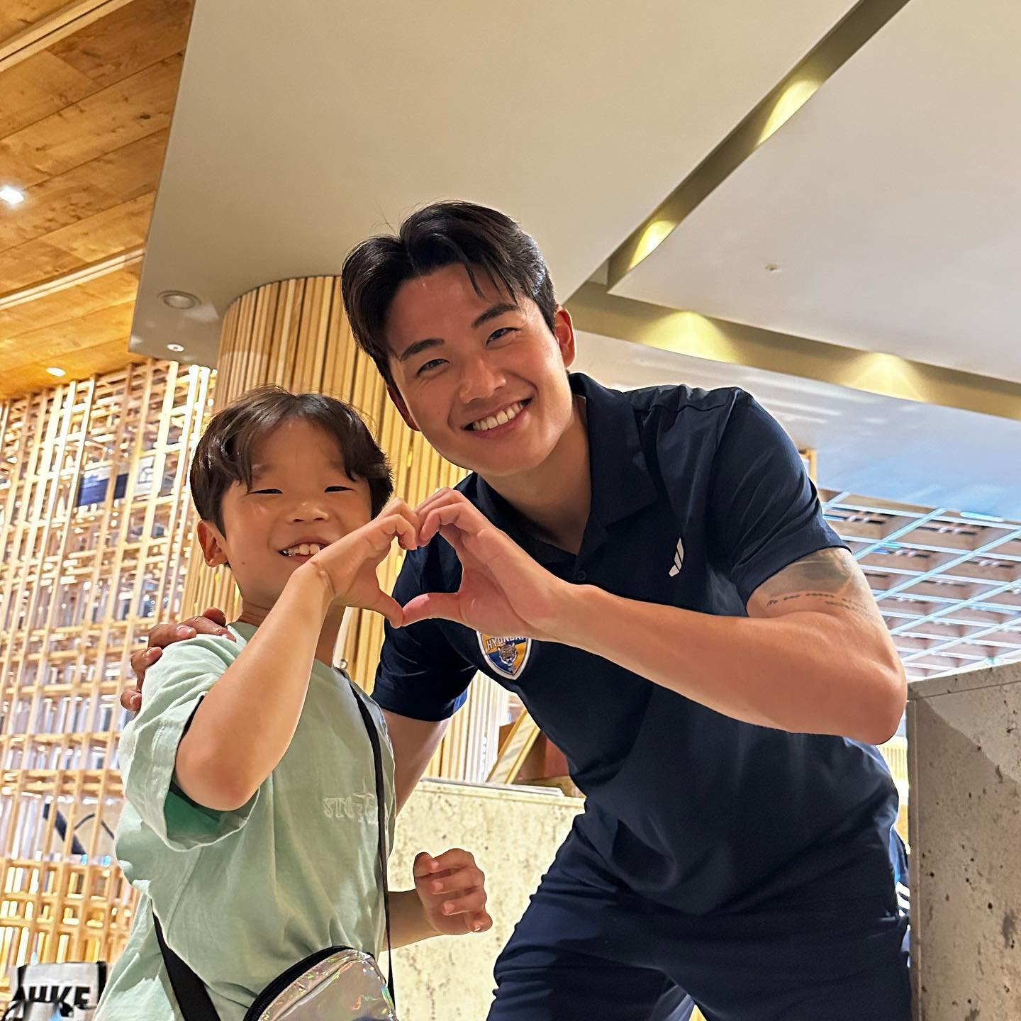 2023.08.05 대구원정🐯
⠀
역시 대구는 덥다!.!
그래도 울산현대는 즐겁다💙💛
비록 승삼은 못챙겨왔지만
즐거운 토요일 저녁🐯
⠀
광클러 남편덕에 첫줄 뷰 쩔구요👏
⠀
재우 이날 삼촌들 만나서 싸인 사진
넘치게 받아서 신남🐯
⠀
우리 가족👨‍👩‍👦 오늘부터 휴가❤️
그래서 강원 원정도 갑니다~🐯
태풍 제발 멈춰줘🌞
⠀
#울산현대#울산현대축구단#대구은행파크#설영우#루빅손#바코#주민규#이동경#이규성#조수혁#베리나히쑤#김민혁#애스타그램#말띠맘#셀카#셀피#인친#소통#외동#외동아들#인스타데일리#_재우야사랑해💕#맞팔#선팔#일상#재우맘
⠀
⠀