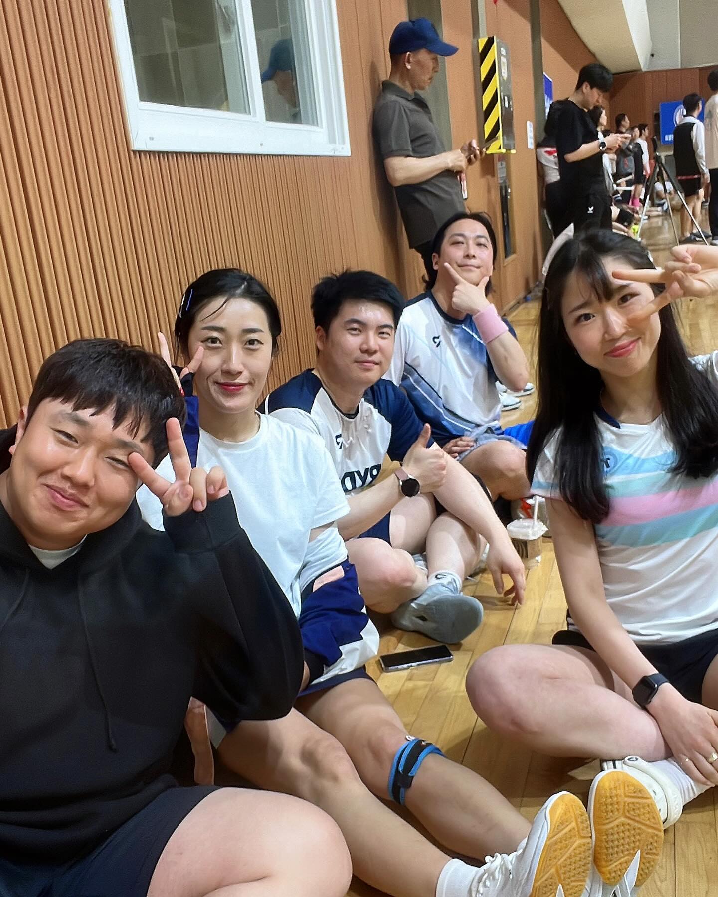 #댕동여지도_대전 with trion
대전에서 만난 전국각지 친구 언니 오빠 둥생 !!

#만남의광장 _대전 테크배 대회
토요일에도 많이 봤는뎈ㅋㅋㅋ
일요일에 화장실 가려고 뛰어가는데,,,
한걸음 걸음마다 “어! 대영아!” 함정인가? 벌칙인가?! 싶었당🤣

일단 파트너 미연이랑 호영이 부부도 구미에서 왔구
전주안성인 도영오빠 대전 보영이 대전 지인언니 성남대전인 예슬이 화르륵 쌍둥이 동생들 충주 수민언니 종민이 평택 현주형록이 안양세진이 천안씨름선출지호 진천 스트로커스DOD가족들 화성 승문이 대전 재형이 대전 육수밍이 서울지민이 깜짝게스트 세종 창준이 광명 환민이 우리동네채으니 처음으로 실물영접한 경문오빠 대전 영준이 둥둥둥,,,☺️
대전하면 조경준인데 어디갔냐

사진을 못찍은 사람들도 많지만 다들 반가웠다궁여><##
다음엔 다 찍기 도전!😆

전국각지 사람들 다 모아준 대전테크배 리스펙합니당!
한국의 중간 위치여서 가능했다,,, 다음엔 성심당 망고시루 도전하겠어~!!!

#충주_테크배에서 보자구여룰룽😆
#나tv되고싶어😆

#대전 #대전맛집 #대전테크니스트도시 #성심당