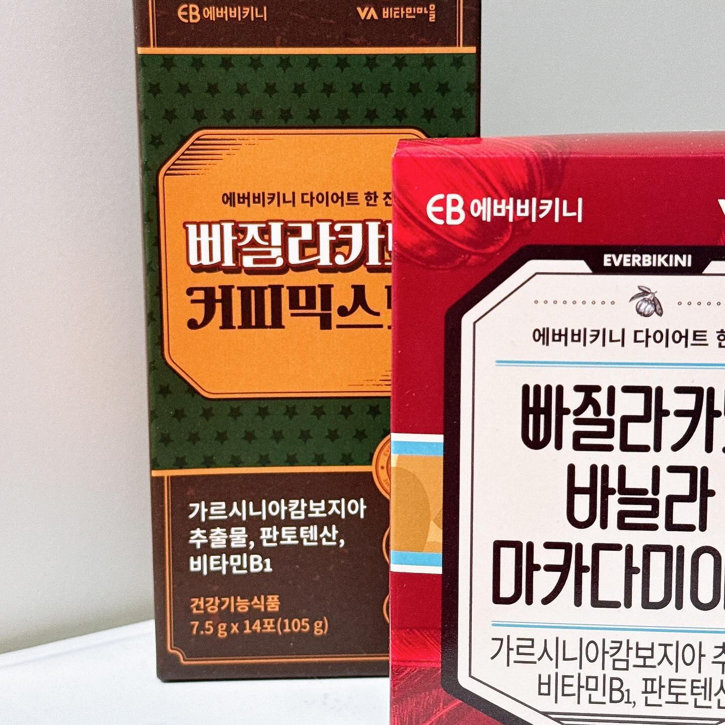 #광고
일주일에 5번 이상 먹는 에버비키니 빠질라카노 ☕️
오전, 오후 하루 2번 먹고 있는 커피예요 !

이번에 커피믹스맛이랑 바닐라 마카다미아향
커피가 출시된 거 보고 먹어봤는데
농담 1 안보태고 정말 맛있어요 ..😳
커피믹스맛은 제 입맛에는 좀 많이 단 편이어서
기존에 먹고 있는 기본 블랙 아메리카노랑 섞어 마시니까
일반 커피믹스 맛보다는 덜 단 커피믹스 맛으로 최고의 조합 탄생 !
요 며칠 이렇게 마시고 있네요 👀

식사하고 본능적으로 찾는 커피,
에버비키니 빠질라카노로 체중관리하면서
부담없이 즐겨보시길 강추 드립니다 🫡
.
everbikini_official #인플카 #에버비키니 #다이어트 #뷰티