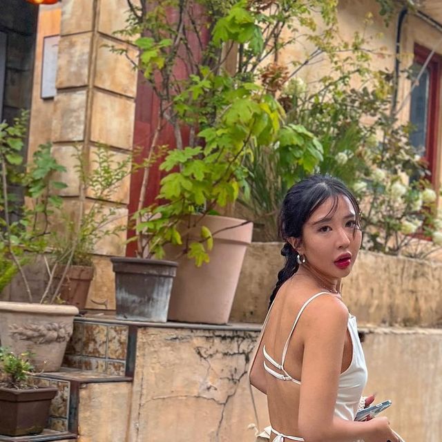 Mercedes 송예슬 on Instagram: "8월에도 충분한 광합성 예정 ᕕ( ᐛ )ᕗ Starting August with the right energy ☀️🌇❤️ OUTFIT INFO Top @nillring_official Pants @basichouse_kr Shoes @zara Bag @koimooi.official Wall