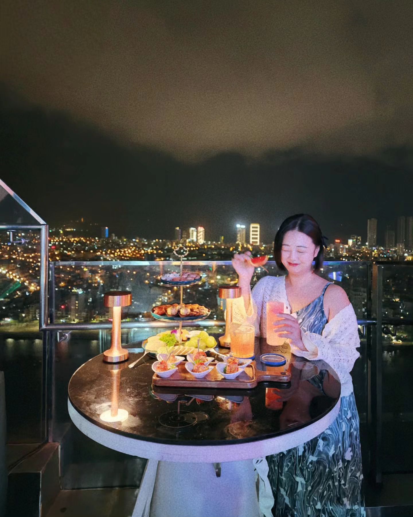 🇻🇳 안녕 베트남 🇻🇳 

01 : 루프탑바와서 신나버린 아주미 (두둠칫)
02 : $50 넣고 $490 cashout ㄱㅇㄷ... 외화벌이 ✨️
03 : 생일 축하 감사요 😘
04 : 다낭 1박에 5만원 호텔 (위치 최고)
05 : 호텔 앞 초콜릿카페 🍫 짱맛 🫶
06 : 한시장 크록스.... 지비츠 포함 20만동 👀
07 : 바운스비치
08 : 호이안 어느 스파샵 🌿 짱예!!
09 : 호이안 1박 8만원 호텔 (가성비 최고!!)
10 : 스벅 🦭

#다낭여행 #호이안 #hoian #danang #여행스타그램 #TRAVEL #TRAVELGRAM #여행 #베트남여행 #다낭호이안 #호이안여행 #vietnam #다낭호이안여행 #호이안여행