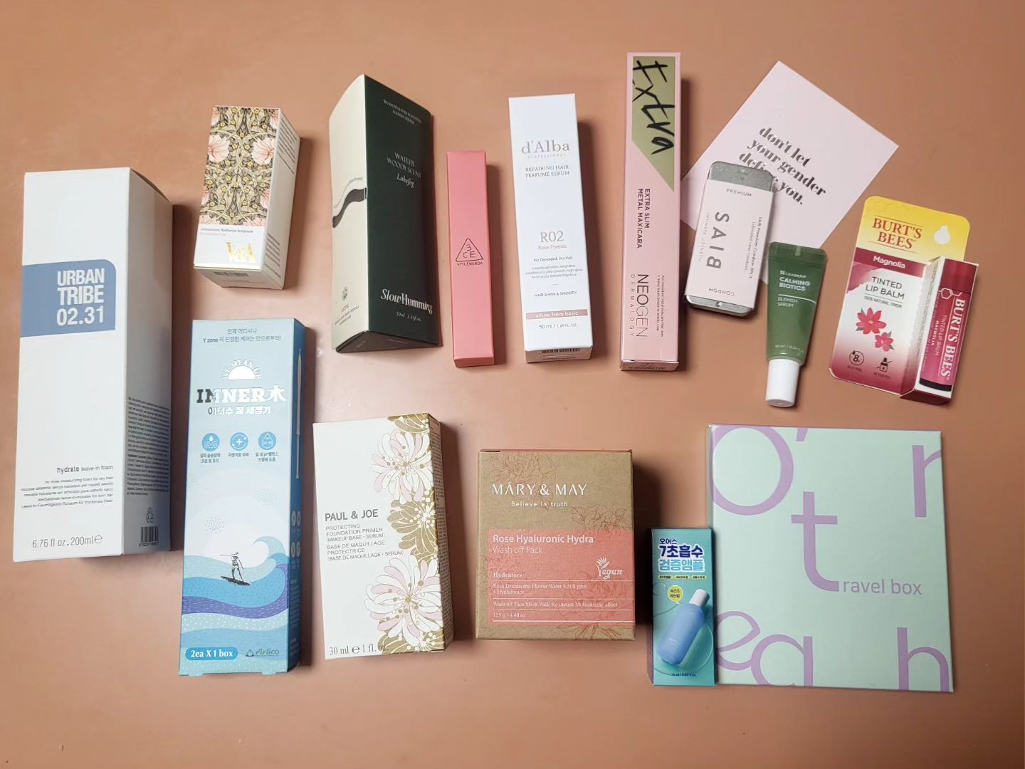 #협찬 얼루어발렌타인박스
발렌타인데이를 맞아 뷰티박스를 보내줬어요 🎁 🍫 
평소 궁금했던 제품들을 만나볼 수 있어서 좋았습니다.
골고루 다양한 제품이 들어가 있으니 하나하나 애정을 가지고 사용해 보겠습니다💕

#얼루어발렌타인박스 #얼루어 #네오젠 #달바 #루미노베이션 #리더스코스메틱 #마리엔메이 #버츠비 #세이브 #스킨1004 #슬로우허밍 #어반트라이브 #오어스 #이너수 #폴앤조보떼 #3CE #CNP #V&A allurekorea