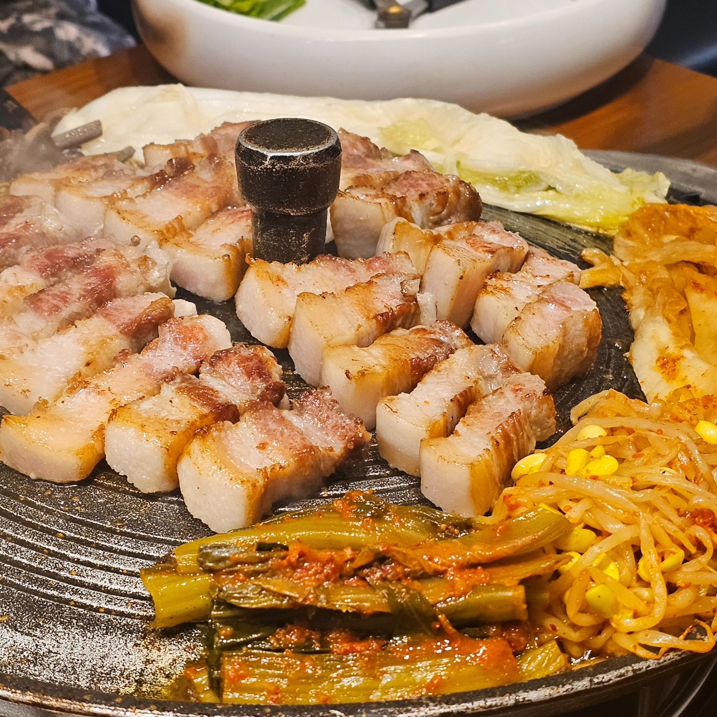 #협찬
커다란 솥뚜껑에 직접 담근김치와 한돈 삼겹살을!
삼겹살에 구운김치는 말해뭐해💕
노릇노릇 구워진 고기는 먹을때마다 육즙이 팡팡
미나리,고사리,콩나물,갓김치,백김치와도 궁합이🙌

치즈계란찜도 너무 고소하니 맛있고
백진주 쌀로 지은 솥밥은 찰기가 가득가득
엄빠랑 점심으로 배 든든하게 먹고 맛집 인정까지 받았댜능✌️

셀프바 구성은 점심에는 김치찜 위주
저녁에는 고기 위주로 세팅된다고해요😊
곧 고기1인분이 포함된 점심특선 메뉴도 나온다고해요
직접 구워먹는거고 5시 이후부터는 그릴링서비스까지!

가족모임이나 단체회식장소로도 GooD 👍
당장 고기🍖앞으로 달려가자규!

🎈김치옥 창원상남점
✔️경남 창원시 성산구 마디미로 21번길 11 1층
✔️11:30~22:00
✔️0507-1423-1347

#김치옥 #김치옥상남점 #창원맛집 #창원회식장소 #상남동맛집 #김치찜 #솥뚜껑삼겹살