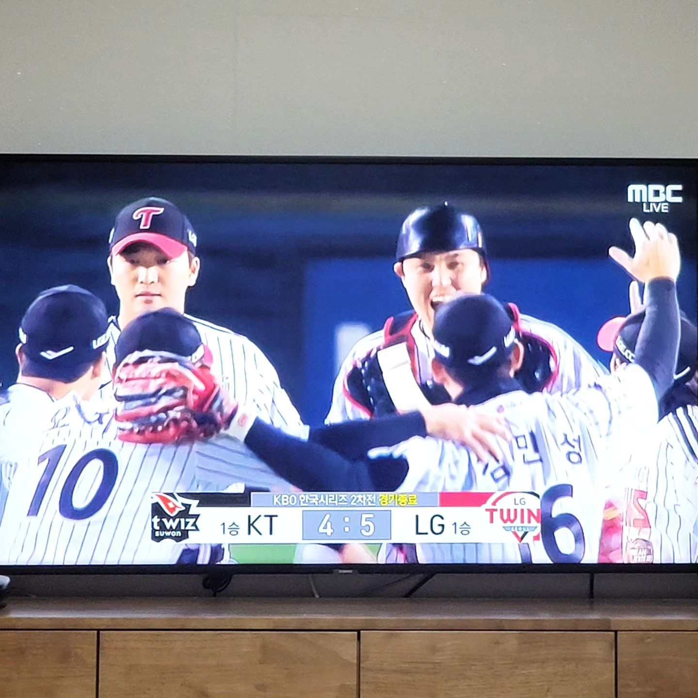 오늘은 믿었다~!!!! 👍
#귀중한1승~!!!
#패승승승승 #엘지우승가자~!!!
#무적엘지승리를위해 
#방구석응원단
#LG트윈스⚾️