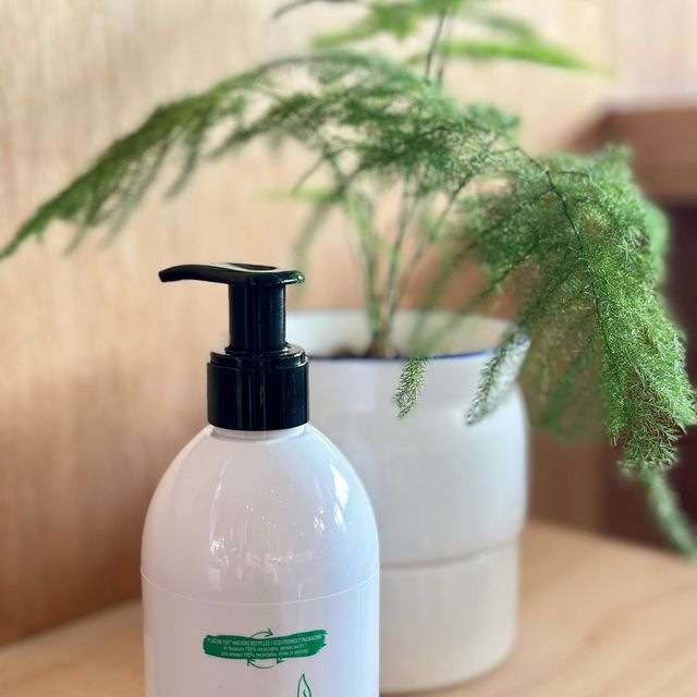 김리원 | 패션•뷰티•피트니스 on Instagram: "#광고 by @indemne_official 메이크업보다도 중요한건 클렌징이잖아요🧖🏻‍♀️ 순하고 개운하고 세정력도 좋은 클렌징오일 엥뎀🌳 프랑스 메디컬