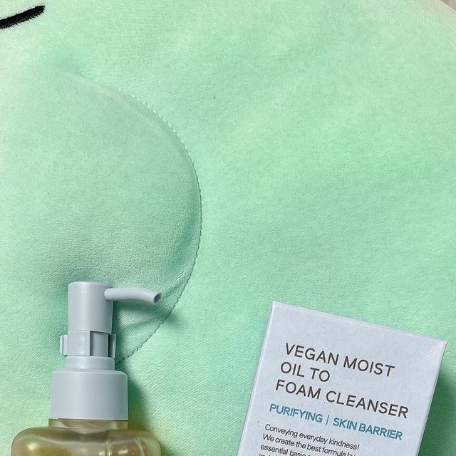  민송 on Instagram: "#협찬 @mayyoung.kr @wadiz_official 
.
비건 스킵케어(Vegan Skip-Care) 브랜드, ‘메이영’
: 지속 가능한 비건 제품을 통해 불필요한 케어 단계를 과감히 생략하는 스킵 뷰티 지향하고 피부에 꼭 필요한 기능을 가진 최소한의 제품으로 피부 컨디션을 최상으로 끌어올리는 데 집중하는 브랜드
.
메이영의 히든 아이템, ‘비건 모이스트 오일투폼 클렌저’
: 와디즈 펀딩률 3,300% 이상 달성 → 펀딩 오픈 당일 실시간 랭킹 등극
: 오일이 없지만 오일 제형을 유지해 부드러운 롤링감으로 피지와 블랙헤드를 비우고, 모공 구석구석 클렌징
: 세안 후 모공 속까지 미세해진 입자 사이즈로 깊숙이 수분 충전
: 번거로운 1차2차 세안을 한번으로 단축해버린 편리한 올인원제품
: 오일 클렌저의 장점을 그대로 가져와 세안 후 보습감도 빵빵한 하이브리드 제형
.
.
.

#협찬 #메이영 #비건모이스트 #오일투폼 #메이영오일투폼 #클렌징 #클렌징오일 #클렌징폼 #폼클렌징 #올인원클렌저 #저자극클렌저 #오일클렌징 #데일리클렌징 #클렌징오일추천 #클렌징추천 #클렌저추천 #폼클렌저추천 #신제품 #비건화장품 #비건클렌저 #skincare #vegan"