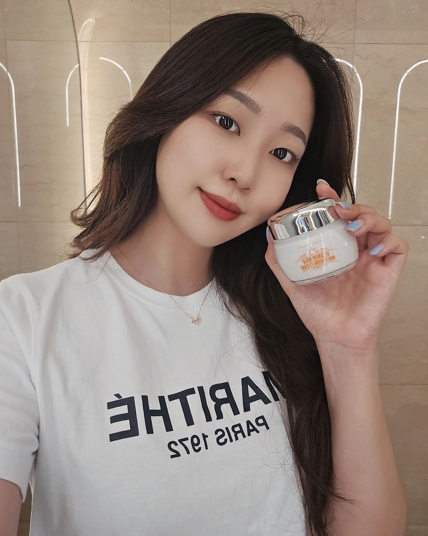 한번반 써도 즉각 톤업🍼
믿고쓰는 라벨영 제품🥰
.
.
.
#광고 #협찬 #라벨영 #쇼킹비타민우유미백크림 #톤업크림 #미백크림 #쌩얼크림 #기미주근깨 #화이트닝크림 #피부하얘지는법  labelyoung_official