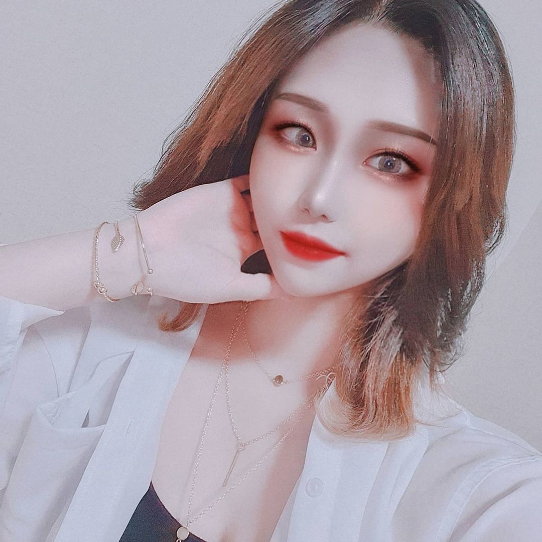 秀娟 on Instagram: “Black Rose 🌹🖤 Jewelry 👉@montezaofficial . . . #협찬 #악세사리 #주얼리 #몬테자 #montezao”