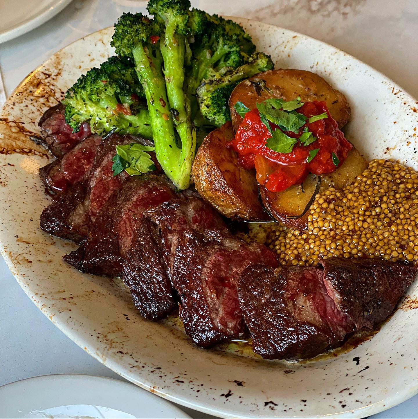 차분한 분위기와 한식 식재료로 이탈리안 맛을 내는 맛집🇮🇹
#업스테어키친 #밤리단길맛집

친구의 추천으로 살치살스테이크 먹으러 갔다가
크림 파스타 매력에 빠진 곳
분위기도 차분해서 데이트는 물론 소개팅 장소로도 좋을 것 같아요

✔️업스테어 쉐어 코스메뉴(72.0)
-부르스게타1(2p), 파스타 또는 리조또 택1, 살치살스테이크(300g), 음료 2잔 구성

🥖부르스게타는 바게트 빵에 마스카포네가 얹어져 토마토소스가 발라져있우며 구운 가지가 있는데 가지를 싫어하는 친구도 가지의 맛을 잘 못 느끼며 맛있게 먹었어요 
🍄버섯 크림 파스타는 표고, 양송이, 새송이, 느타리버섯이 들어가며 통 베이컨이 올라라 있는데 느끼하지 않고 담백한 크림 맛!
🥩살치살스테이크는 직접 만든 홀머스타드에 스테이크를 같이 먹으면 존맛 꼭 시켜야 할 메뉴!!

🧡업스테어키친_밤리단길점
📍 경기 고양시 일산동구 대산로11번길 5-25 1층
✔️브레이크 타임 15시~17시
✔️예약가능

#쭈추천맛집#쭈먹_일산#업스테어키친#스테이크맛집🥩#밤가시맛집