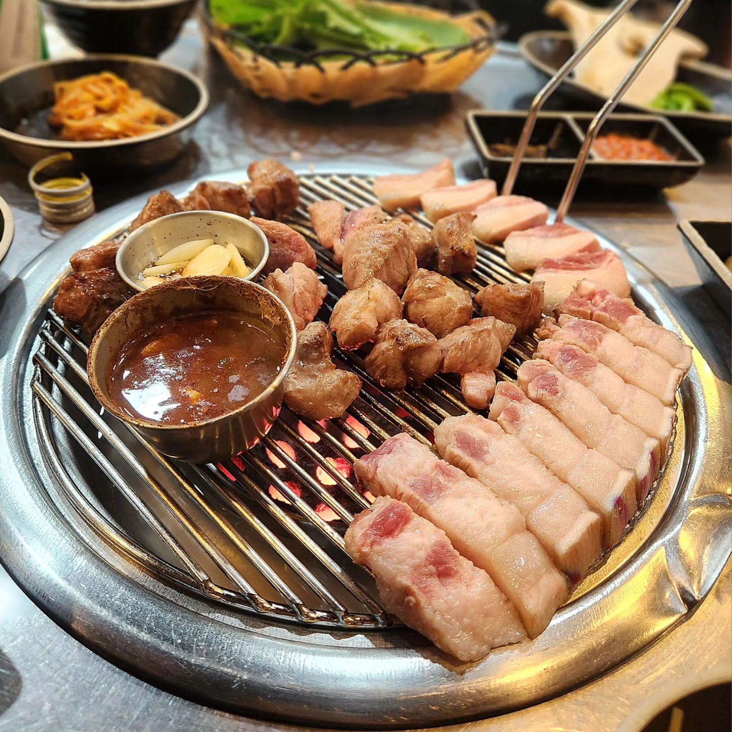 .
또먹고싶다ㅏㅏㅏㅏㅏㅏ
가오동에서 제주식 근고기 존맛탱집 발견
육즙 퐝퐝퐈라퐈라퐝퐝퐝
또 가야지!
.
.
#송돈가 #송돈가본점
대전 동구 대전로 436-33 / 가오동 636
매일 17:00~01:00
매달 1, 3, 5번째 일요일 정기휴무