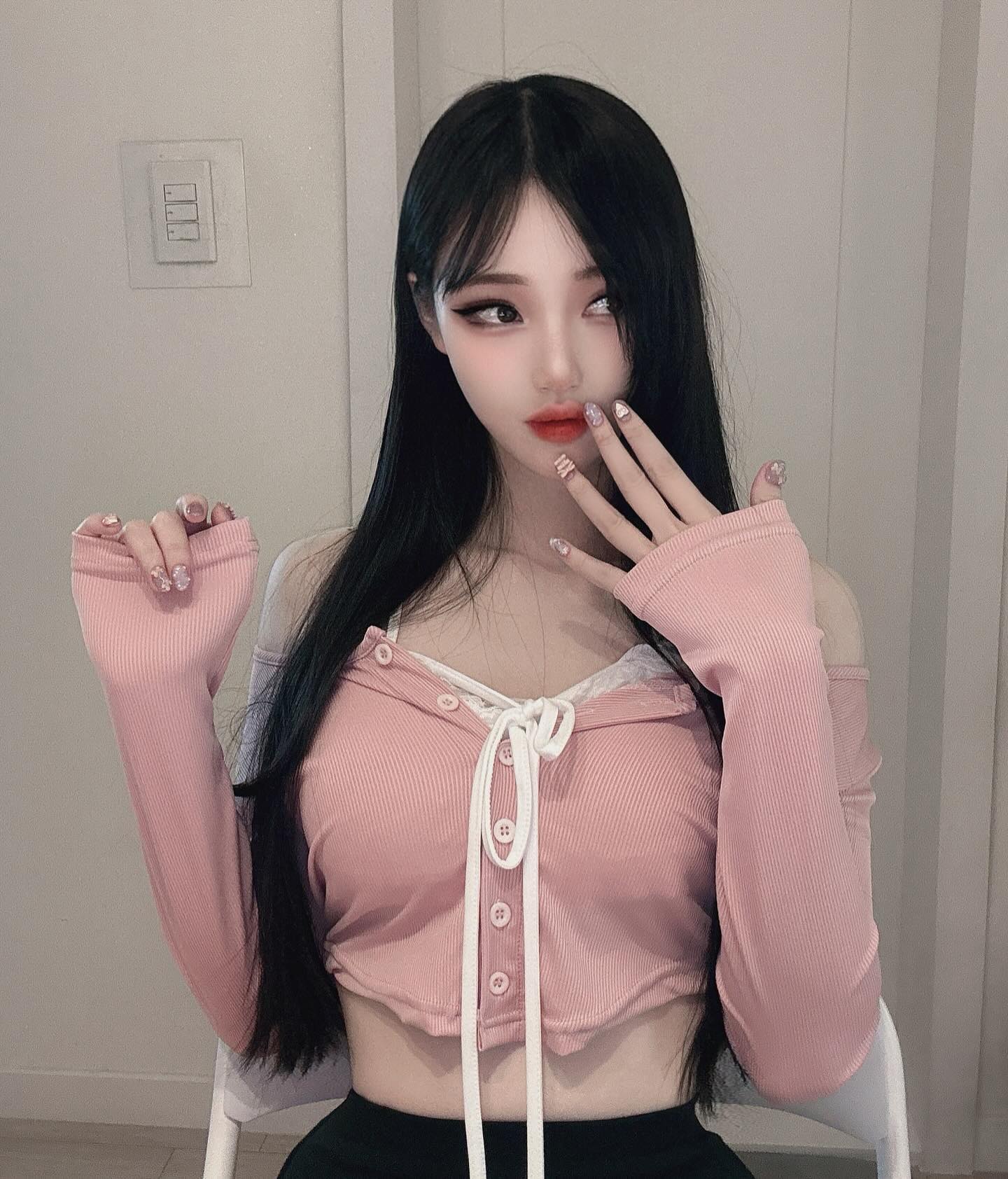 🩰🤍
네일 자랑하는 포즈〰️
내 기준 강서구에서 아트 젤 예쁜 네일 맛집 
nailshop_inga 

넘 친절하고 꼼꼼한 원장님이랑 수다 떨다 보니까 
역대급 손톱 완성.. ♥🖤