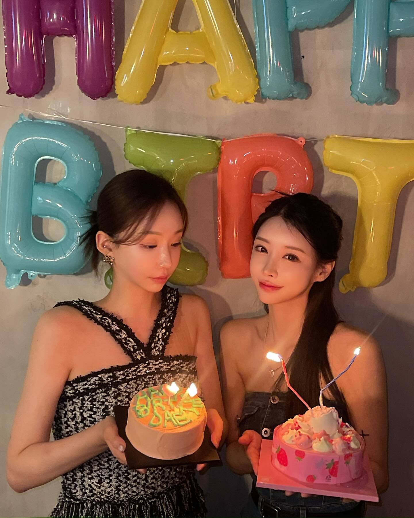 10년째 함께 하고 있는 내 생일 짝꿍
혜림이와 올해도 행복한 생일 🎂 (∗'ര ᎑ ര`∗)
축하해주신 모든 분들 감사하고 애정해융 ~ ♡

근데 아직 안끝났어 ,, ㅋㅋㄱㅋㅋㄱㅋ ^^