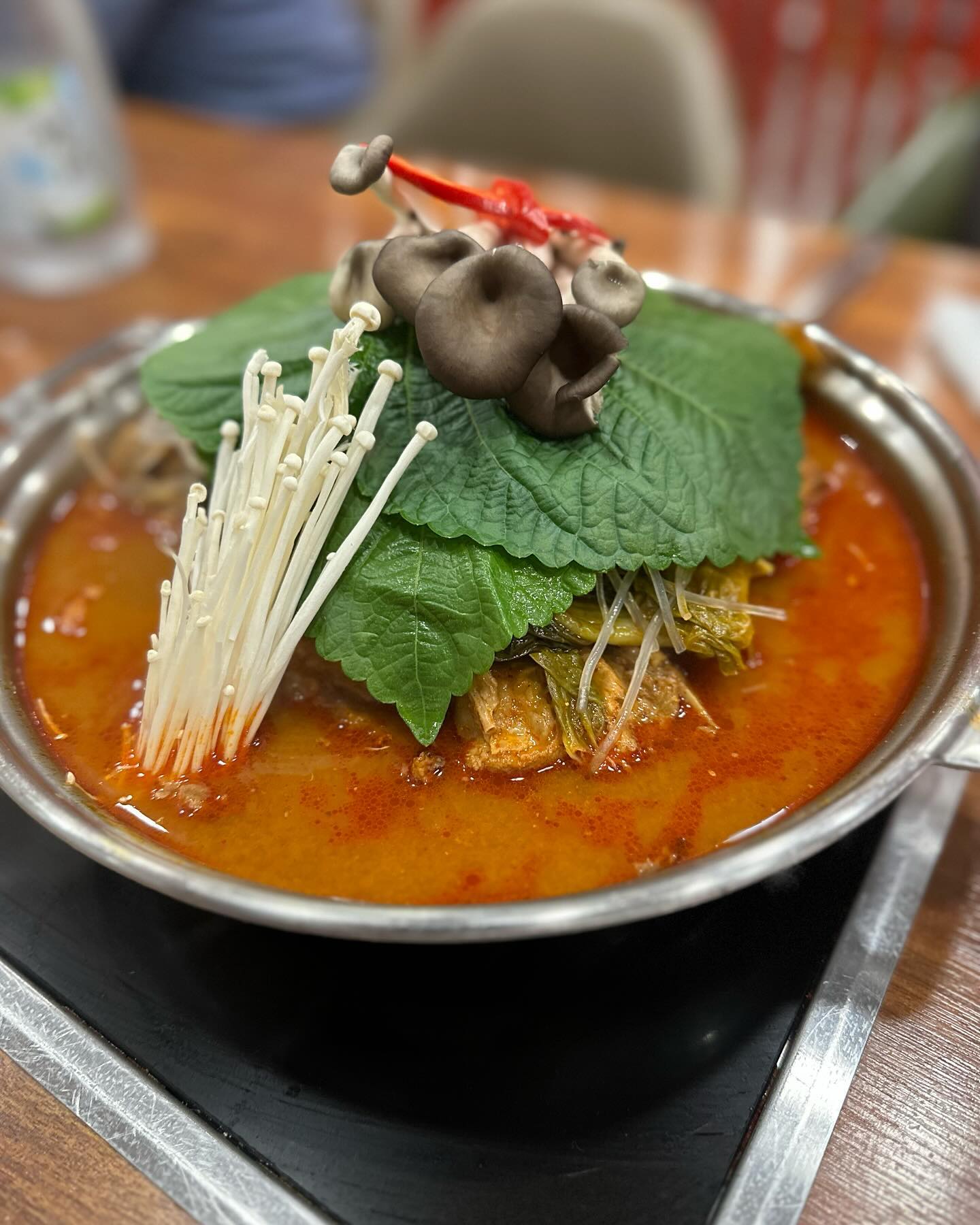 꽥꽥! 오늘의 맛집! #행복한순정감자탕직영1호점 

요즘처럼 쌀쌀해지는 계절 떠껀한 음식이 생각 날 때 감자탕 어떠십니꺼

오늘은 감자탕에도 순정이 있는 행복한순정감자탕집 소개해 드립니덕!! 꽥꽥!🐥🐥

옛날부터 퇴근 후 아저씨들이 많은 집이 감자탕집 찐 맛집이라고 하였습니덕

7시쯤 방문하니 퇴근하고 오신 분들로 한가득!!

감자탕 소자를 시켰는데, 뼈가 두명이 배터지게 먹을 정도로 양이 미쳤고, 맛도 국물이 찐해서 계속 먹게 되는 마법..!! 쏘주🍶를 부르는 국물입니덕🐥

감자탕에 있는 뼈를 다 먹고 라면 한사바리 꼭 해야되는거 아시쥬? 라면 다 먹고 볶음밥까지 쓱쓱 싹싹!!

집에 가서 또 먹으려고 감자탕 포장해갔드능…

뚝배기 불고기와 돈까스도 있어서 가족끼리 방문해도 넘 좋은 곳입니덕!

넘나 맛있는 행복한순정감자탕이었덕🐥🐥

뼈감자탕(소): 32000원
뼈감자탕(중): 39000원 - 포장
당면/라면/떡 사리: 2000원
볶음밥: 2000원

📍위치: 서울 송파구 송파대로 167 테라타워 A동 지하 1층 G181호
⏰영업시간: 평일(10:00~22:00), 주말(10:00~21:00)

#순정감자탕 #행복한순정감자탕 #문정역맛집 #문정역맛집추천 #문정동맛집 #문정동맛집추천 #장지역맛집 #장지역맛집추천 #법조단지맛집 #문정역회식 #문정역밥집 #문정역점심 #문정역술집