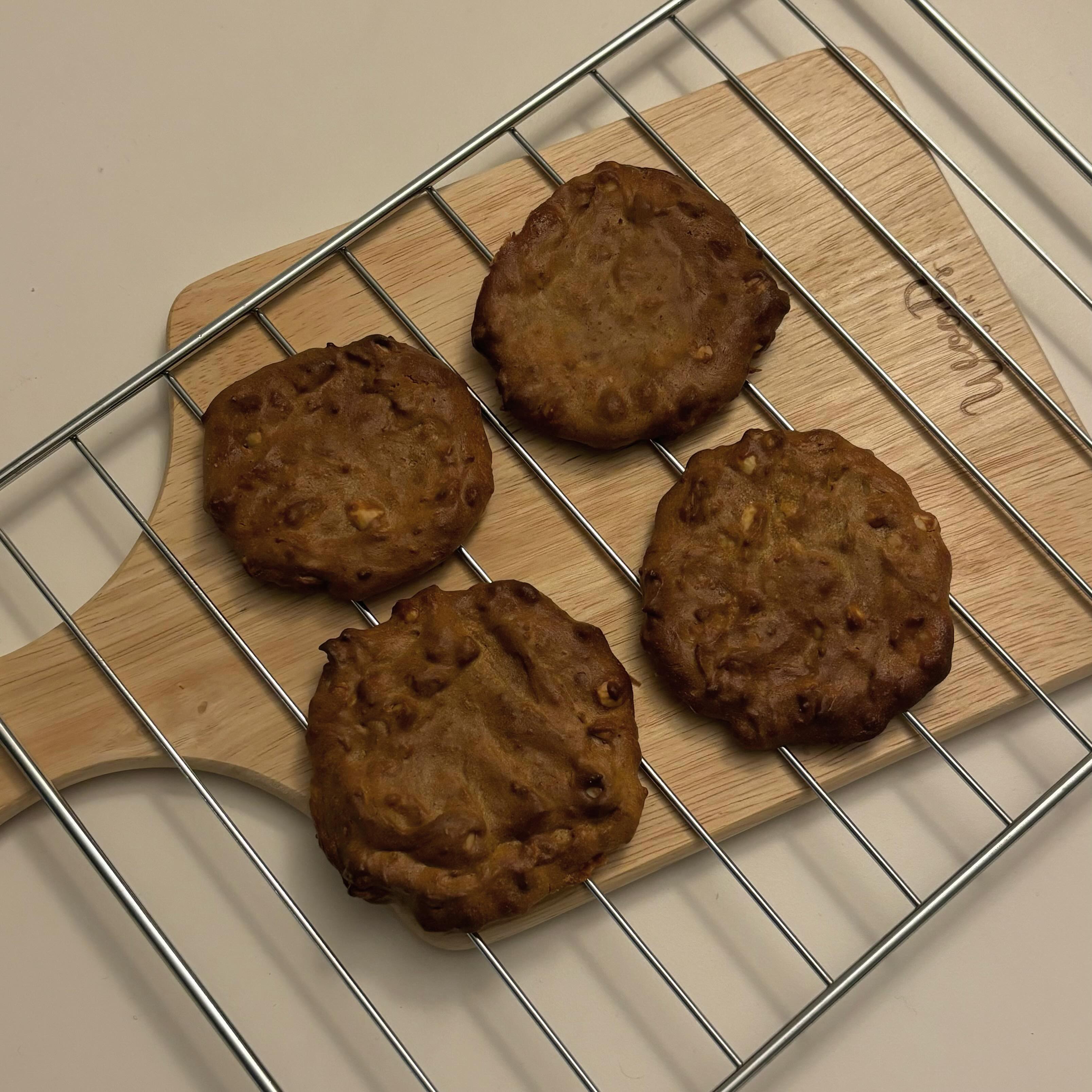 먹어도먹어도 배고픈 요즘 .. 땅콩버터쿠키를 만들었습니다🥜🍪

땅콩버터(땅콩100%) 크게 3스푼, 계란 1개, 알룰로스 5스푼, 바닐라 익스트렉 몇방울 다섞어서 에어프라이기 180도 10분~ 뒤집어서 5분~

#내가만든쿠키
#아아마시면서할거하다가하루마무리