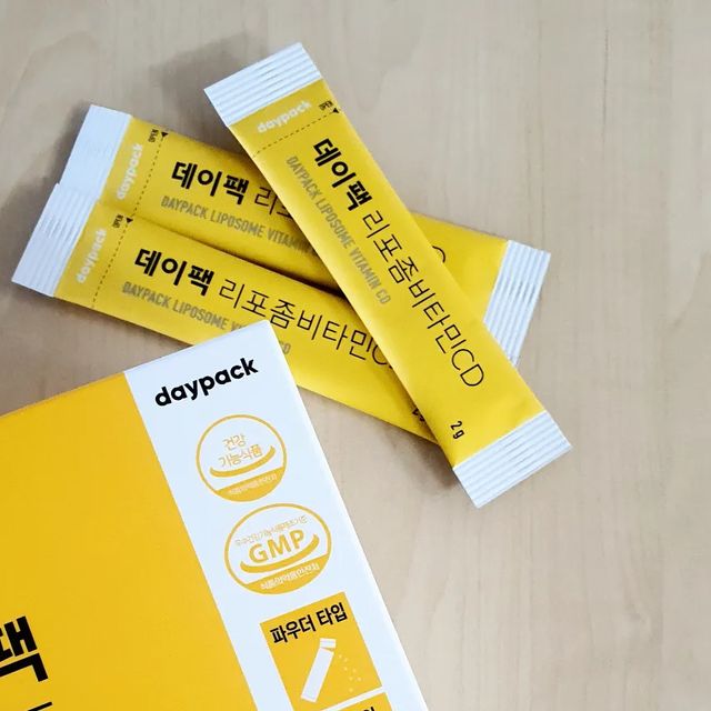  SIA💕 on Instagram: "#광고 

데이팩 _ 🍋"고함량 리포좀 비타민 CD"

빈 속에도 속쓰림없이 섭취 가능한 비타민을 찾던 중
알게 된, _ #데이팩리포좀비타민CD 

리포좀 제형기술울 적용해 체내 흡수율을 높인 비타민 C 500%, D250% 의 고함량 배합과 프리미엄 유럽산 Bart사의 원료를 사용한 #데이팩 #리포좀비타민 은
피부 건강을 위한 5종 부원료 콜라겐, 엘라스틴, 히알루론산, 비오틴, 효모추출분말까지 함유되어 하루 한포 면 간편하게 #비타민충전 이 가능해요~😊

아침에 나갈 때 가방에 쏙~ 넣어가서 아무때나 섭취할 수 있고, 상큼한 레몬맛의  미세입자 분말이 입에 넣으면 사르르 녹는 게 넘나 #맛있는비타민 ❗️👍
저는 상큼한 걸 정말 좋아해서 하루에 몇 개 씩도 먹을 수 있을 것 같더라구요~! >_<

요즘 "데이팩비타민" 을 매일 챙겨먹으니 활력도 생긴 것 같고, 잠을 못자는 날에도 피부가 푸석하지 않은 게 느껴지니 넘나 좋은~😍
#간편한비타민 #흡수빠른비타민 찾으신다면!! 
_데이팩 리포좀 비타민 CD_완전 추천💢드려요~‼️
.
.
.
.

#비타민추천"