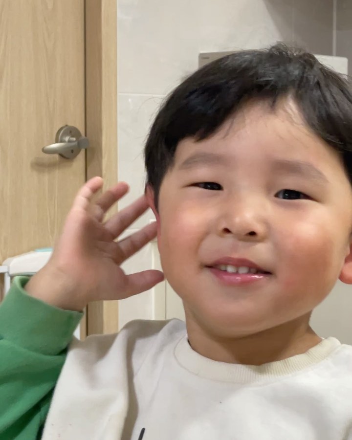 우리 아들 개인기.. 귀 붙이기.... ㅋㅋ 내 웃음소리 왜이랫...