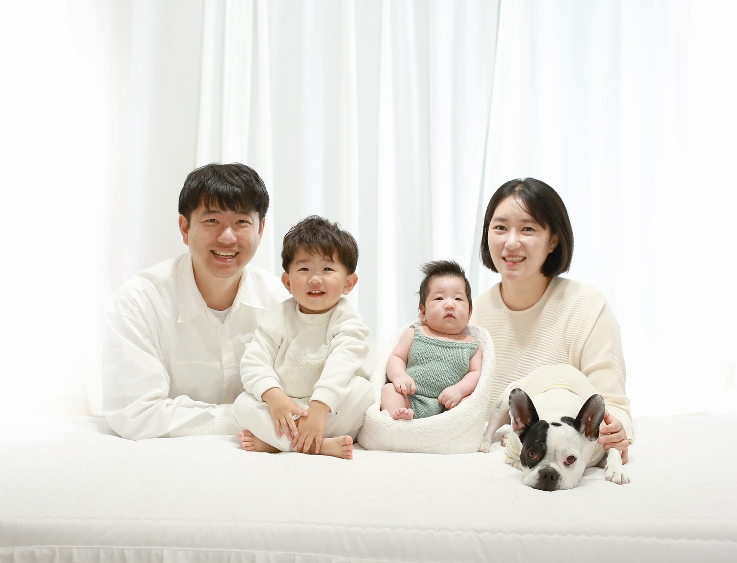 우리 다섯식구 첫 가족사진🤍
비록 나는 아직 태현이 태어나오기전 같지만
울애기들 잘나오면 되었지 되었어❤️
도대체 조리원에서 살 다빼고 나오는 사람들은 정체가 뭐지
대단하다 대단해....존경스러움
나는 이번생은 틀렸어요🙈