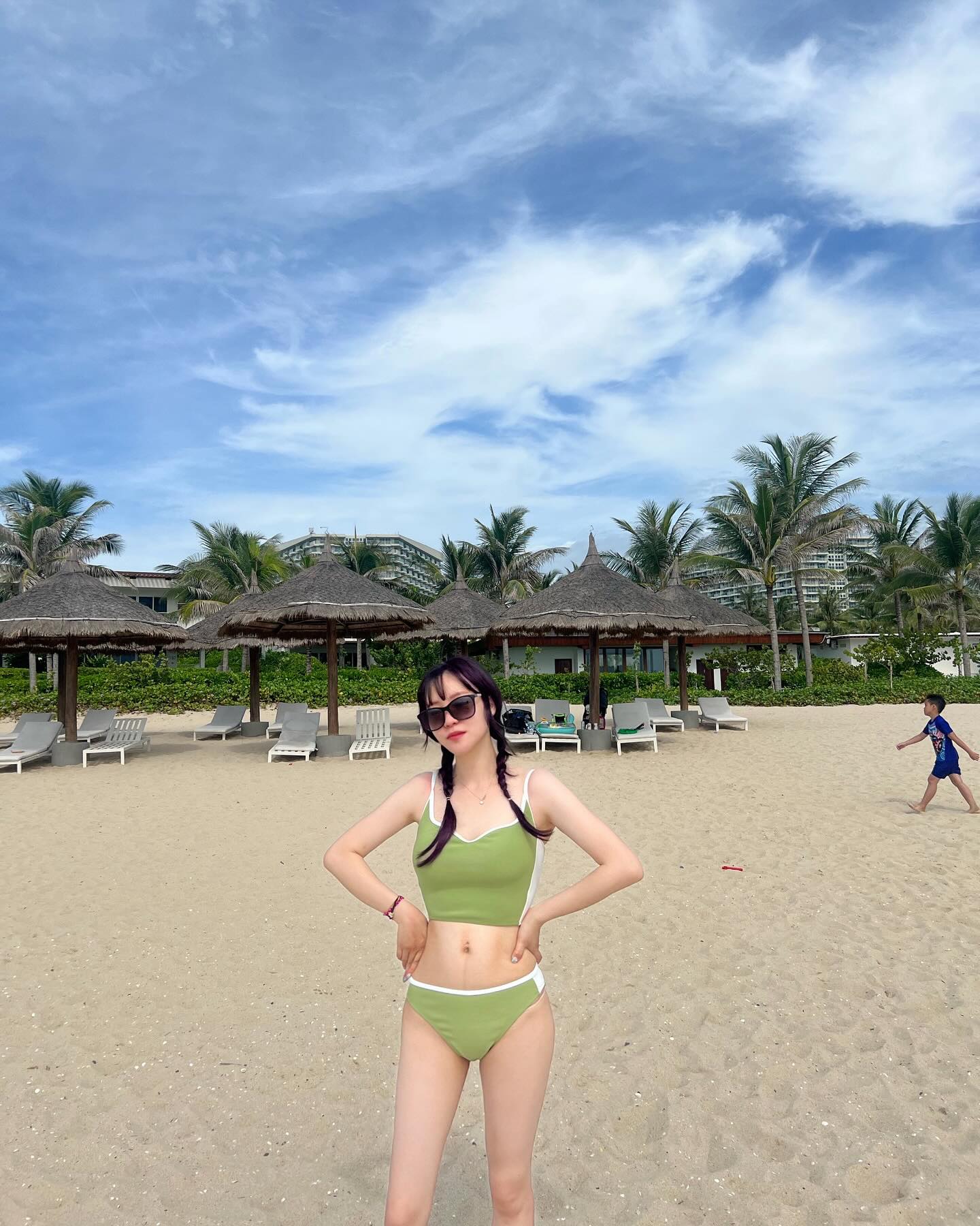 #가족여행 #나트랑

하루종일 더워, 추워, 반복한 여행
근데 나 나이먹나.. 아니면 겁쟁이가 되는건가
물 무서워서 깊게 들어가면 곧 죽겠다 싶은 생각뿐이였네
내년에는 베트남 한달살기 하자는 남편
더워서 난 안가고싶다 겨울이좋아..😅
아무튼 즐거워따🤭

#여행 #나트랑 #베트남 #ootd #알마리조트 #아미아나리조트 #고프로 #가족스타그램 #여행 #딸둘맘 #쌀국수 #지겹게먹었다 #반미 #망고스틴 #자매룩 #자매샷 #6살언니 #맞팔 #선팔 #댓글 #소통 #육아맘 #육아일상 #육아스타그램 #비키니룩 #비키니 #운동하자 #체력부족 #먹스타그램 #nhatrang