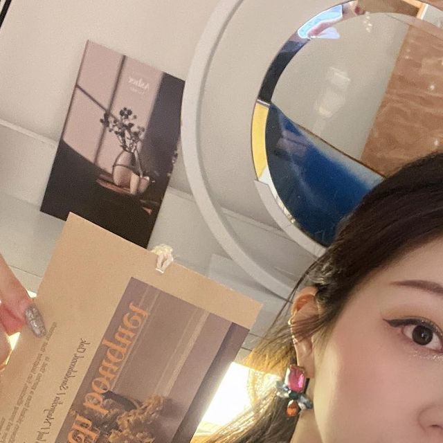 현지(현디)🇰🇷 on Instagram: "#광고 내 침대 맡에 좋은 향은 샤쉐덕분🫶🏻🤎 화이트 &우드 톤의 내 방의 인테리어를 헤치지 않는 예쁜 방향제를 찾았는데 딱 적합한 아이템✨ 크라프트용지