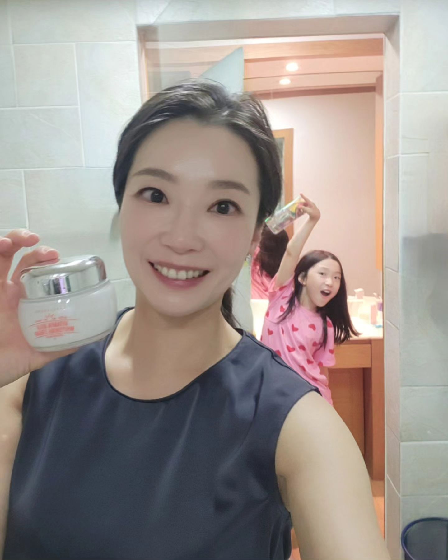 행사마치고 늦게 귀가했는데 침실에서 무섭..게..다다다다다😳
한참을 까불길래 내친김에 협찬사진까지 마무리져봅니다🤣
.
이제 데일리 루틴이 된 #자연주의#라벨영 💕
가을바람불면 비타민 듬뿍 미백우유 크림 듬뿍듬뿍 얹어줘야죠💛 레몬필,  올리브오일에 
수분자석 판테놀이 더해져 촉촉하게 기미케어 화이트닝해줘요! 가을지나기전에 여름에생긴 색소는 모두 타파해주기!!! 💛☝️
.
#협찬
#labelyoung
#엄마와딸 🤩
#율리존
#뷰티스타그램 😃