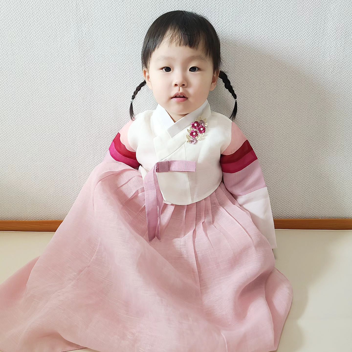 인생 774일차👶🏻
요즘 치마에 푹 빠진 남예린
공주님이란다🤣🤣
이틀동안 한복만 입고 있는 너란여자..정말..사랑스럽다🩷

25개월 남예린은 요즘 애기가 되고 싶다고 해요😅
자기는 애기라며..언니 싫다고..애기처럼 쭈쭈도 먹을거고
쪽쪽이도 할거라는 남예린....😭
왜그러는건지...ㅋㅋㅋㅋㅋㅋㅋㅋㅋㅋ
이러다 말겠지...

#오늘도_여전히_귀여운_남예린
#아기한복모델 #새해복많이받으세요🙇🏻‍♀️ #아기가되고싶은 #딸랑구 #25개월아기
