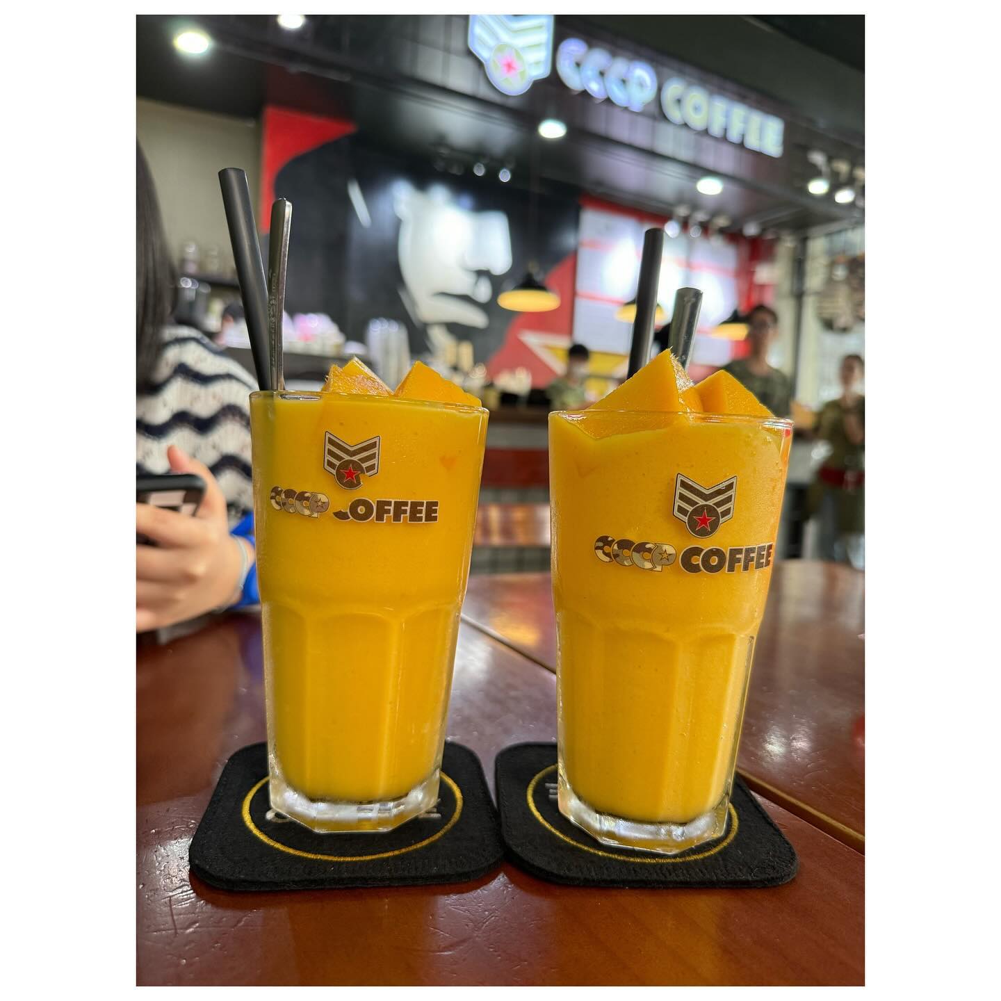 ⠀
베트남 왔으니깐…
1일1망고🥭✌🏻
한국에서 먹는 망고랑 완전 다름😧
너무 쫀득달달😋
나트랑 cccp커피☕️🥤
다들 유적지마냥 들리는듯 하야😁
나의 픽👆🏻
망고 스무디~~
워우😳👍🏻
망고 10개는 들어간듯😚
여기까지와서 망고 안먹음 바보😜
아쉬워 코코넛 커피와 말차는 포장😂
우리는 뭐??? 배달의민족 ㅋㅋㅋ
K배달로 시킨 피자😆👍🏻
역시나1일1spa찍고 저녁무러~~
.
.
#여행스타그램 #여행중 #힐링타임 #해외여행 #나트랑여행 #나트랑커피숍 #나트랑cccp #나트랑망고쥬스 #망고스무디🍋 #맛집추천 #막방투어 #마사지투어💆🏻‍♂️💆🏻‍♀️ #소확행_작지만_확실한_행복🌿🌿 #트러스트스파 #일상기록📷 #소통