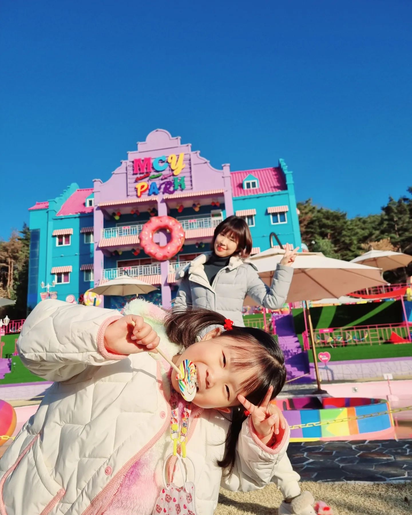 가봐야지 가봐야지 하다가 이번에 가봄👍

미친 포토존으로 유명한 이유가 있었네
사진찍다가 배터리 다 될뻔ㅋㅋ

눈썰매보다 여기서 사진찍은게 더 재밌었다는 아이..🥹

예쁘긴 예뻤다❤️

📍경주MCY파크
📍천북남로196

#일상#경주#경주여행#경주가볼만한곳 #경주mcy파크 #mcy #mcy파크 #좋아요#딸#가족여행#경주여행코스 #주말나들이