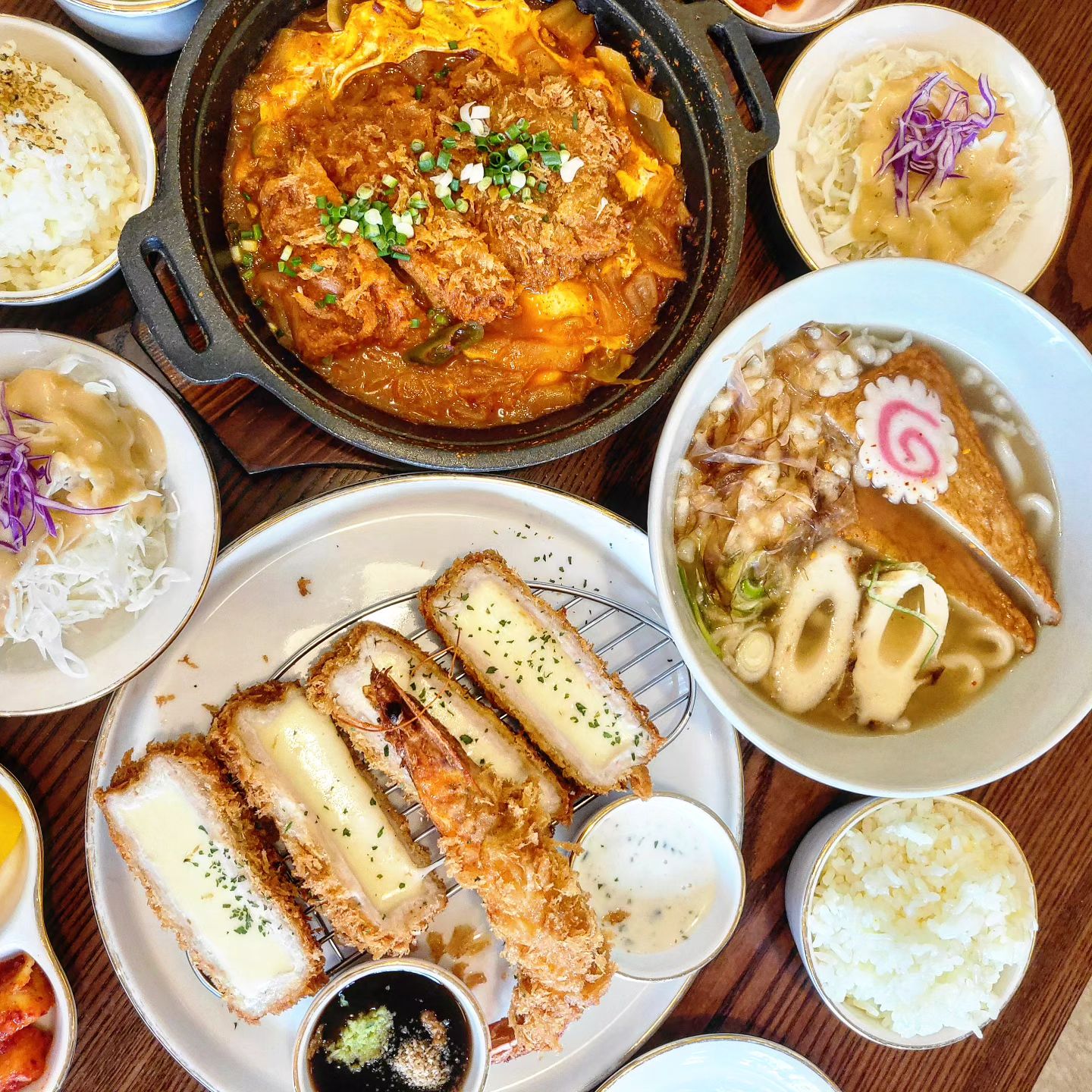 #협찬 "원흥 돈까스 맛집"
#수작카츠

다른 돈카츠브랜드보다 
수작카츠를 먹어야하는 이유~~~!

👍100% 모짜렐라와 100% 국내산 1등급 한돈 사용하는 집이라~~
👍화학조미료를 전혀 쓰지 않고 
얼리지 않은 생돈육 사용하는 집이라~~
무조건! 꼭! 먹어봐야한다는고~~~

먹음직스러운 비주얼과
깔끔하고 육즙가득 카츠들이 한가득~
부드럽고 촉촉해서 계속 먹고 싶었다는요😋

🏠수작카츠 원흥점
☎️0507-1358-5212
📫경기 고양시 덕양구 삼송로 12
(반도 유스퀘어) 110호

---------------------♡♡

🏷suzakatsu_official #수작카츠원흥점
#원흥역맛집고양원흥맛집삼송맛집 #고양돈까스 #삼송맛집추천 #원흥맛집추천 #고양삼송맛집수작카츠원흥수작카츠원흥돈까스