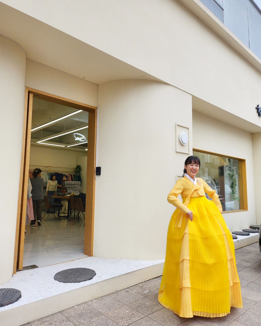 봄이왔어요💛

우즈벡에 함께 갈 나의 한복.
예쁜한복입고 기분좋아서
통통하게 오른 볼살이 꺼질 새 없이 웃었던ㅋㅋ

환한 개나리 색감처럼-
낯선 땅에서의 삶도 밝게 빛나길.

예쁜 한복 감사합니다.
designer_hameunjeong 

#내돈내산 #함은정한복 #한복추천 #대구한복대여 #대구한복추천
#대구맞춤한복 #예쁜한복 #대구한복집 #tashkent