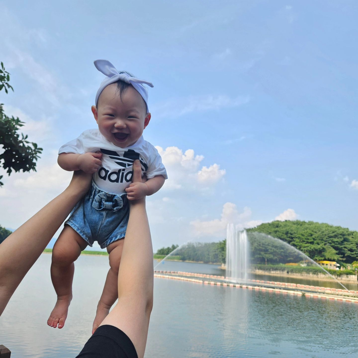 지구별 222일차에 다녀온 포천나들이✨️

우리 유니 엄마아빠 닮아서 땀쟁이라 큰일이당..!
콧잔등에 송공송골~~~ㅎㅎㅎ
그나저나 언제까지 이렇게 찍어줄 수 있을지
유니야 엄마 손목 안녕한지 한번 물어봐주라... 하앗..