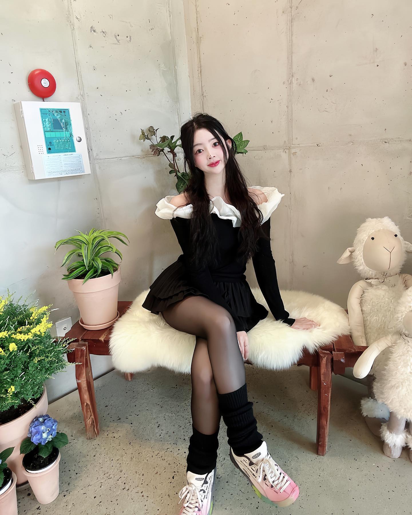 너무 갖고싶었던 신발,,🤍🩷 국자온니 운빨 최고,,,🩷
이리봐도 저리봐도 내꼬 

#keen #킨 #더뮤지엄비지터 #신발스타그램 #패션코디 #오오디티룩 #블랙룩 #오늘뭐입지 #29cm