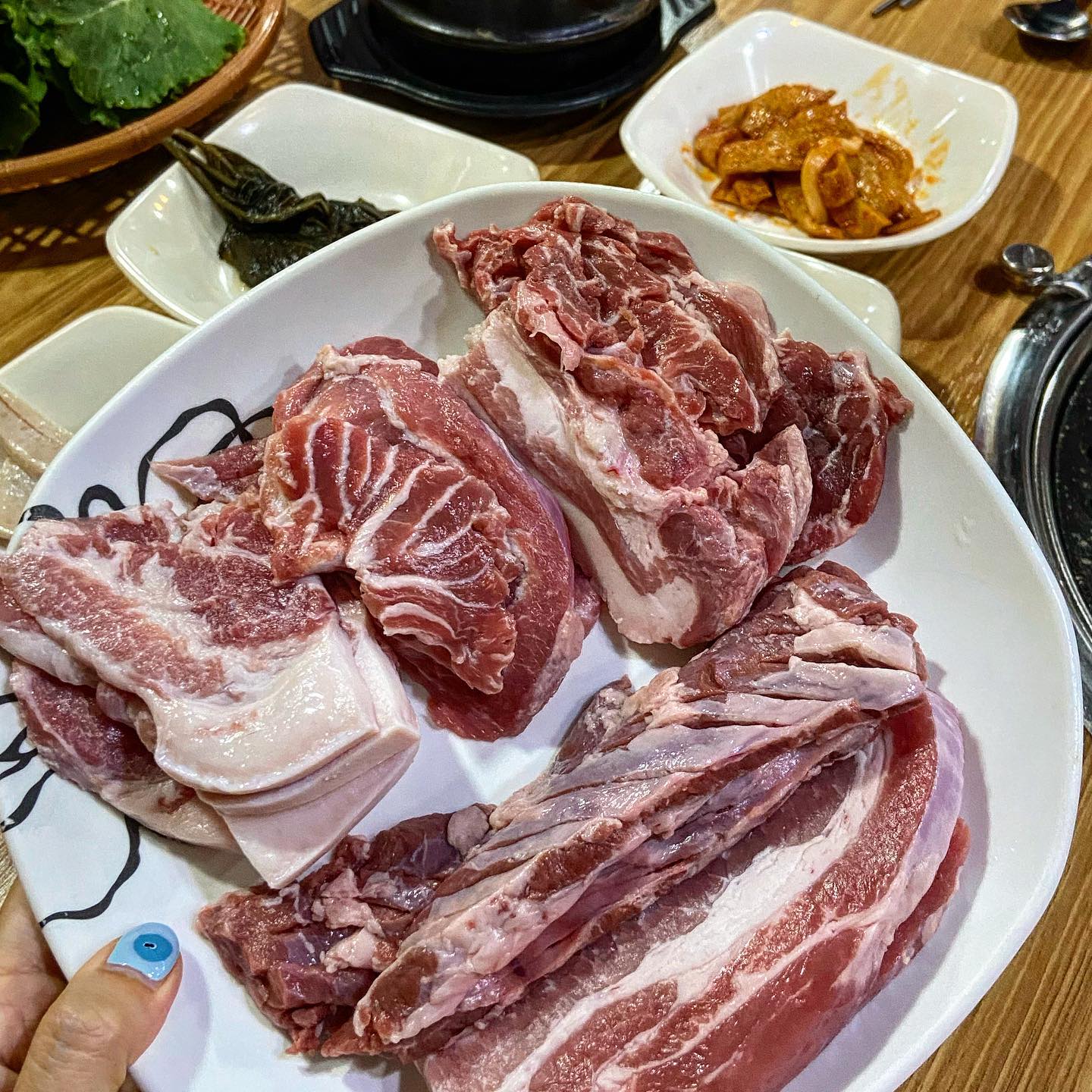 #협찬 #대전맛집

꼬들꼬들 쫀득쫀득 맛있는 뒷고기만 모았다💛
돼지 특수부위 좋아하는 분들 다모엿- 😉 
안먹어봤다구? 새로운 식감에 놀랄준비 하라규

뒷고기+덜미살+볼살+삼겹살+갈매기 모듬으로 다양하게 맛볼수있는 #유천동맛집 

계란찜과 껍데기 서비스까지 이모네 정 넘쳐~~😆

맛있고 양도 많아서 친구랑 사이드 없이 고기만 먹어도 충분했던 뒷고기 맛집💜
—————————————-
#이모네뒷고기 
📌 대전 중구 유천로86번길 23 (유천동 203-18)
⏰ PM 12:00 ~ AM 01:00
☎️ 042-527-7580
📃모듬C(500g) 37,0
—————————————-

#대전유천동맛집#대전고깃집#대전고기집#대전고기맛집#대전뒷고기#서대전맛집#서대전역맛집#서대전고기#대전유천동고기#서대전역뒷고기#대전껍데기#대전찐맛집#대전맛집추천#이모네뒷고기