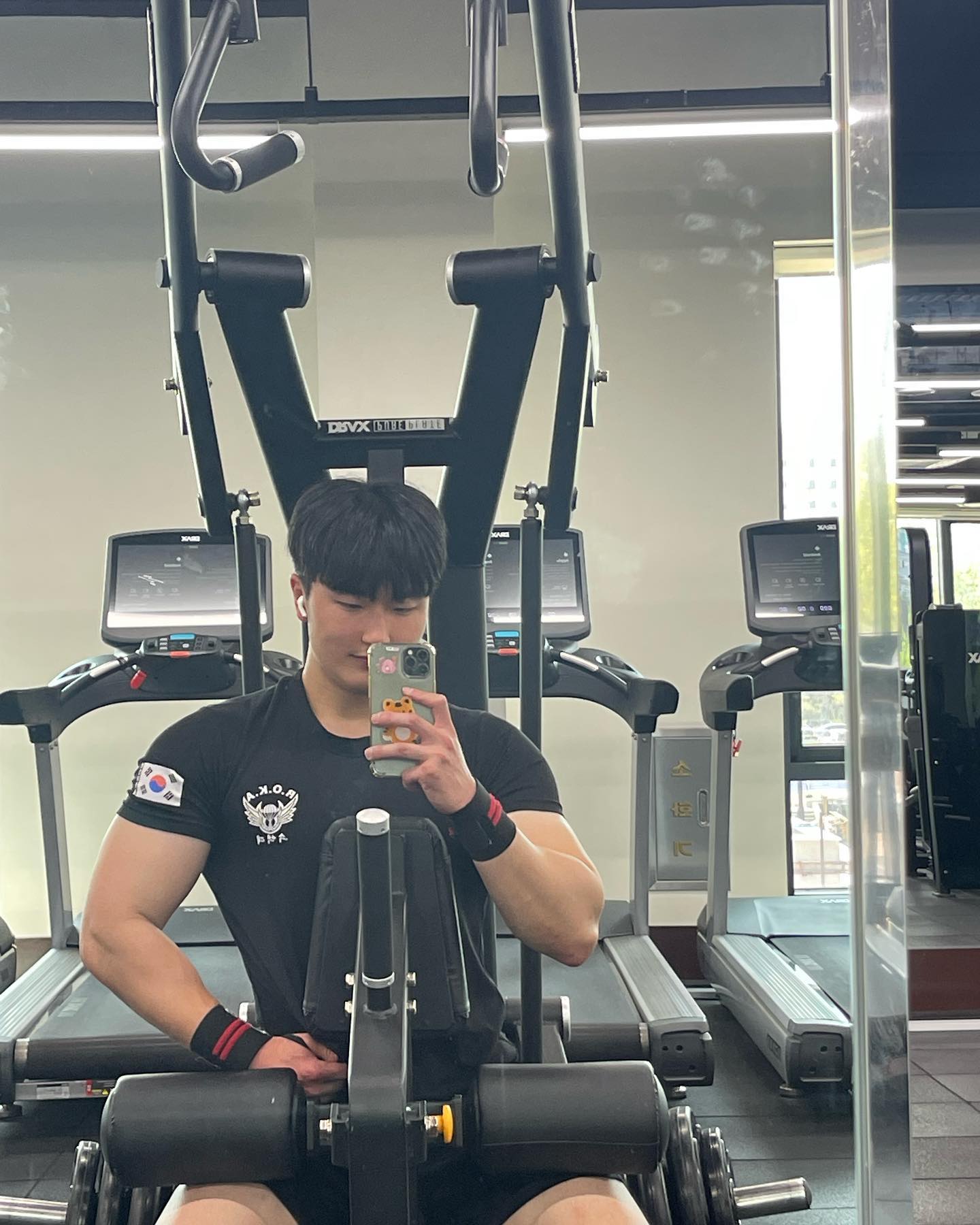 2023.5.15 운동기록📝

🔥가슴 운동🔥

✅벤치프레스 55kg 15회 2set 
  60kg 15회 1set
  65kg 15회 1set
✅인클라인 벤치프레스 45kg 15회 2set 
  50kg 15회 2set 
✅머신 체스트 플라이 55lbs 15회 5set

🔥등 운동🔥

✅맨몸 풀업  12회 5set
✅원암 시티드 로우 50kg 15회 1set
  55kg 15회 2set
  57.5kg 15회 2set
✅하이 로우  45kg 15회 2set
  50kg 15회 2set
✅암 풀다운  40kg 12회 1set
  47kg 12회 2set

⏰휴식시간 : 1분40초

조금 늦은 월요일 운동완료 기록📝
원래 운동 끝나고 올리려 했는데 깜빡하고 넘겨버려서 이제야 올리게 되네요🥹🥹
월요일에는 가슴과 등운동을 진행했어요👊
월요일은 가슴운동이 국룰이라 가슴운동기구 자리가 부족한데 항상 점심시간에는 널널해서 좋더라구요😆😆
자극도 잘 왔던 하루였던 것 같아요😁
.
월요일 운동하신 인친님들 고생하셨구 항상 득근하세요💪💪