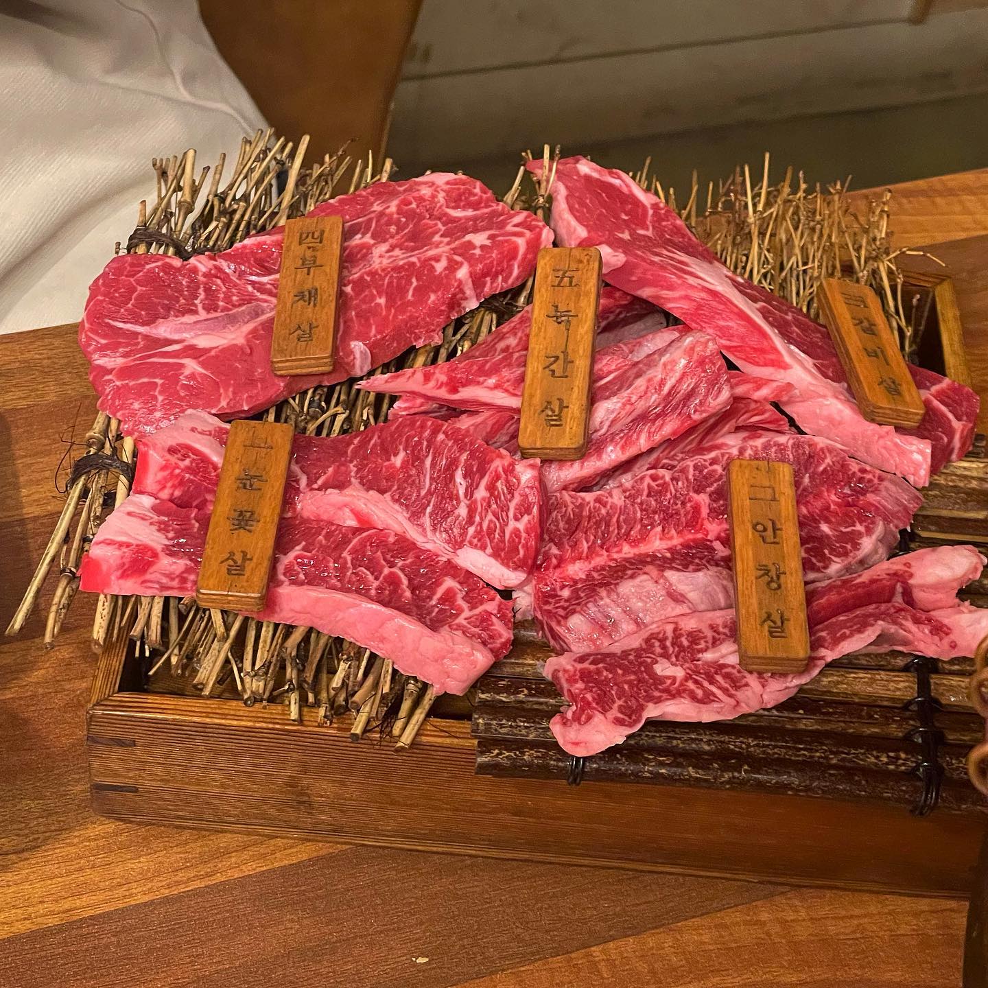 #상암맛집 #dmc맛집 #목로

평일 저녁에도 예약을 안하고 가면 웨이팅 할 수도 있어요‼️

오랜만에 #소고기 츄베릅😋했답니다. 

저는 2인 set 주문했고,
모듬 400g, 야채구이, 된장찌개, 명란밥이 포함되어있는 구성이였어요.

순서는 一二三四五순으로 직접 구워드시면 되고, 저는 안창살이 제일 맛있었어요.

전반적으로 모든 음식이 정갈하게 나왔고, 사이드로 나온 것중에 된찌가 제 취저였어요. 역시 기본이 제일 쉬우면서도 어려운거겠지요?

++고기 추가할 수도 있으니 맛있었던 부위 외워두기…📝

🍷이 생각나는 저녁 식사였지만, 참고 사이다로 마무으리.🥲

📍 서울 마포구 매봉산로2길 25 지1층 
⏰ 10am~22pm (일요일 휴무)
 14:30~16:00 브레이크 타임
⭐️ 4.4(5) 

#메이_마포맛집

#상암술집 #마포술집 #회식장소추천 #서울맛집 #서울술집 #소고기맛집 #상암목로 #화로구이 #맛집 #먹스타