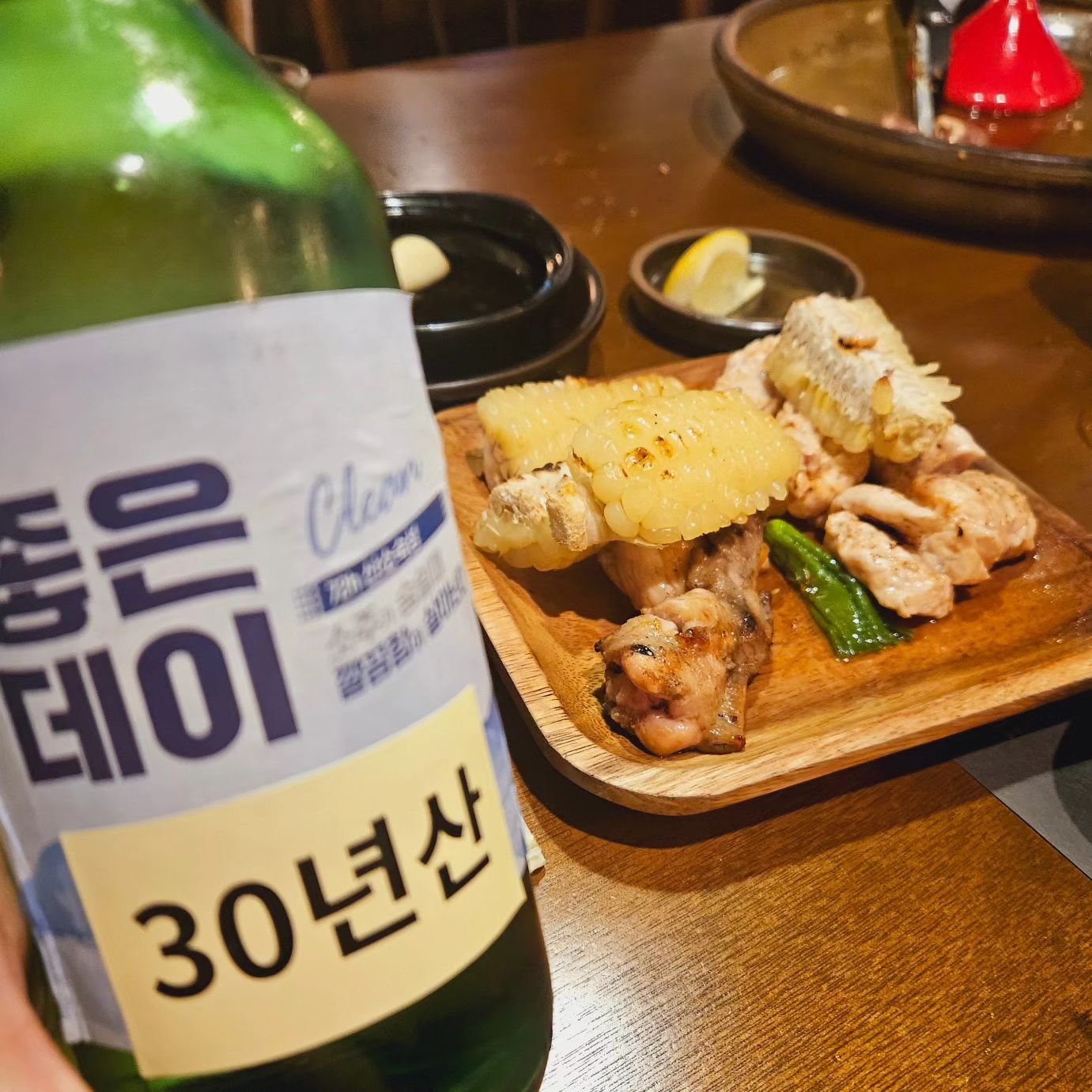 💜
#센스짱
#닭구이
#장독계
.
음식하는 두사람 대화중에 껴있는 1인
애들이 닭 좋아해서 지겹다~ 싶은데
차원이 다르네요😍😍😍
부들부들👍👍
.
50년산 먹어본적 있는데
더이상 못먹겠다😆😆😆
.
.
#집가자
#소주1병
#끝