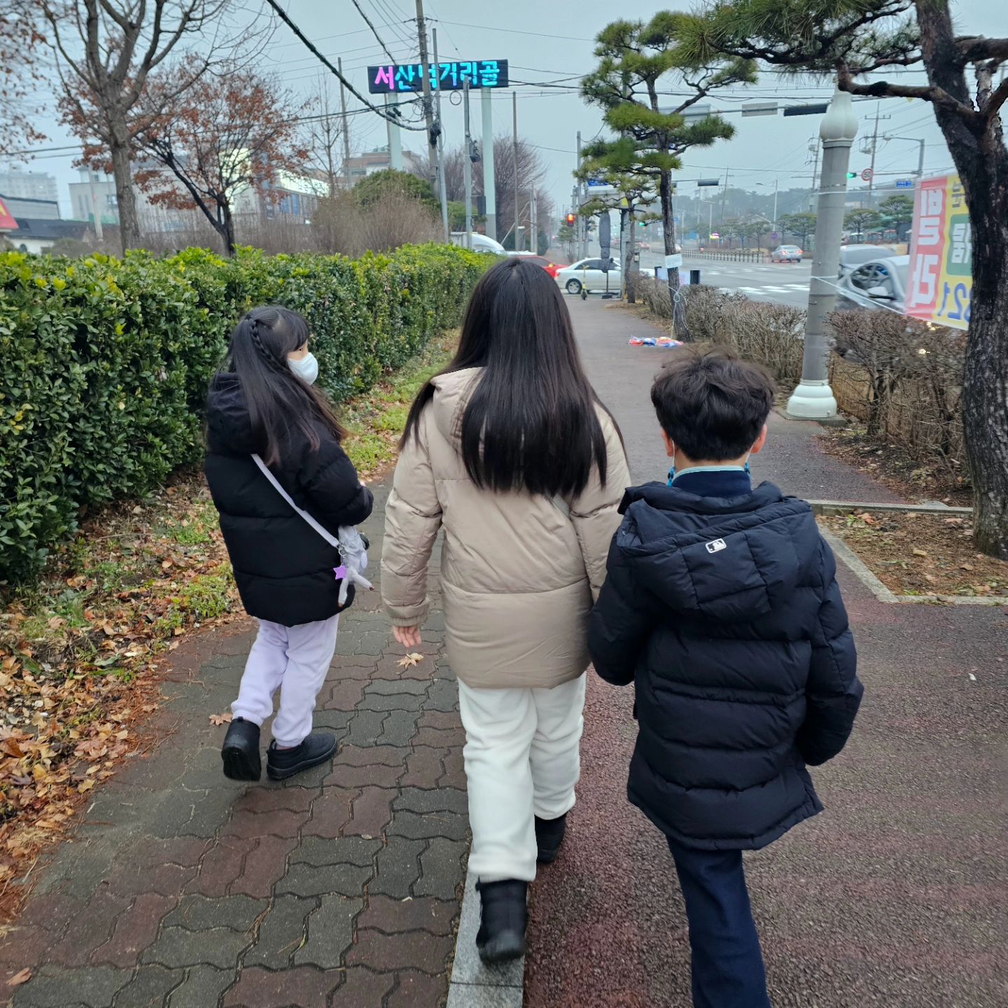 아빠없는 날...😥😅
이..뚜벅이 엄마는...
꼭 날 안좋은 날만 나간다는..
.
큰 마음 먹고 우리 외출👣
뚜벅 뚜벅 걸어서 
30분 거리의 서점 나들이📚
.
엄마랑 외출하면
길 잃어버릴까봐 불안한 큰아이ㅋㅋ
.
네이버지도에 목적지 설정하고
지도보면서 길찾는 연습도 시킬겸
앞장서서 길잡이 시키고🤭
.
출발은 목적이 있어서 
빠르게 목적지에 가서 계획된 소비로
원하는 책과 문제집 사고
.
집에 올때는 오는길 
돌아~돌아~ 
다이소에 쇼핑하고
강아지 고양이 보며 귀여워하고
극장 오락실 들러서 신나게 오락하고
커피숍 들러서 음료까지 한잔씩ㅋㅋ
.
3~4시간 잘 싸돌아 다녔다~~~😵😣
힘들고 지쳤을 텐데 고생했다..
희.예.민😍
.
.
.
#뚜벅이시간#연습#필요해#우리의시간#알찬시간#쇼핑#주말#외출#다둥이#삼남매#사랑해#고마워#육아#소소한#즐거움#행복#일상#여행