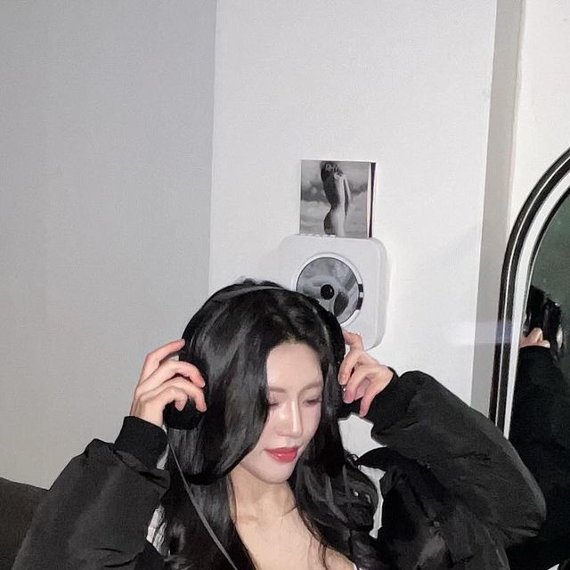 서다정 on Instagram: "#협찬 #비바브라운 요즘 데일리로 잘입고 다니는 크롭패딩💗 소프트한 터치감으로 손이 자주가고 은은한광택으로 고급스러운 무드까지!🖤 무엇보다도 후드레이어드 탈