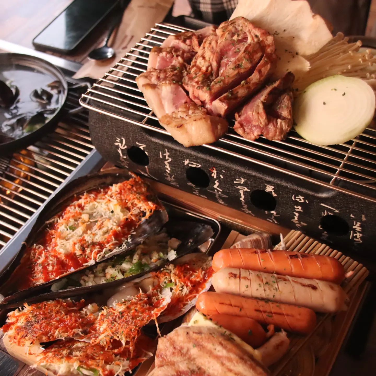 📍 캠핑한잔 퇴계본점 📍

이번 주말, 친구들과 함께 다녀온 캠핑한잔 퇴계본점! 🍖🍤🍄 여기 정말 강추해요!

테이블에서 태블릿으로 주문과 동시에 결제까지 가능해서 정말 편리했어요. 세트 메뉴와 단품 메뉴도 다양하게 있어서 선택의 폭이 넓더라고요. 

셀프바에는 떡볶이, 김치찌개, 밥까지! 파채도 무료라서 고기 코너에서 마음껏 가져다 먹을 수 있었어요. 

고기는 주문 즉시 사장님이 초벌해서 가져다주시니 기다리는 시간도 짧고, 바로 맛볼 수 있어서 너무 좋았어요. 불판에 조개, 고기, 버섯 등 다양하게 올려서 익는 순서대로 먹었는데, 버릴 것 하나 없이 다 너무 맛있었답니다. 비주얼부터가 정말 먹음직스러워서 눈도 즐거웠어요!

육해공을 한 번에 즐길 수 있는 캠핑한잔 퇴계본점, 여러분도 꼭 한 번 방문해보세요. 아마 단골이 될지도 몰라요! 😊👏

#캠핑한잔 #퇴계본점 #맛집추천 #육해공 #맛있다그램 #춘천맛집 #가족외식 #친구모임 #셀프바 #초벌고기 #협찬