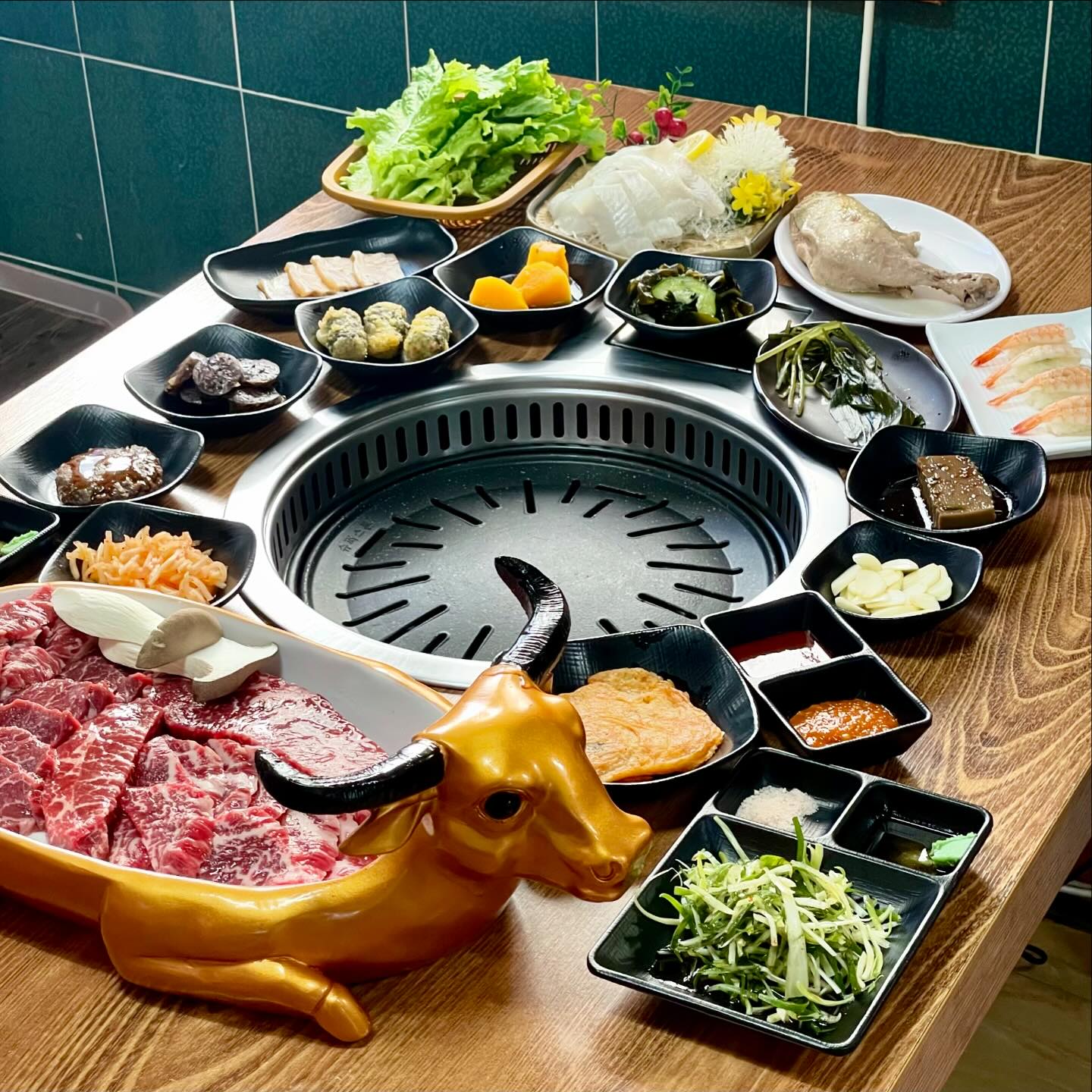 #협찬 🐂
제주에서 신선한 회와 소고기를 만날 수 있는 곳 #한라산마루 

소고기를 시켰는데 반찬으로 ‘신선한 회’와 ‘초밥’, ‘김치전’
‘떡갈비’, ’고기가득 된장찌개‘ 그리고 ’백숙 닭다리‘까지 ❕❕

처음에 주문이 잘 못 들어간 줄 알고 사장님께 고기 시켰다고
말씀드렸더니 이게 기본으로 나오는 음식들이라고 미쳤…👍👍

이렇게 기본으로 나오는 모든 음식과 반찬들은 다 직접 만드신다고 하시던데 한상 가득 정성이 정말 대단하신 거 같더라구요😀

여러 가지 기본 음식들을 즐기다 보면 다양한 부위의 소고기가 
귀요미 소 접시 위에 등장❕❕ 고기는 당일 소진량 만큼만 
손질을 하신다고 하니 완전 신선함 그 자체✨

소고기는 보이는 것처럼 빛깔과 마블링이 너무 좋았고 육향과 
육즙이 미쳤… 💦 한점에 한잔하고 싶은😵‍💫 양이 진짜 많아서 
먹다가 깜놀했는데 사장님 이러시면 남는 게 있으신가요🥲🥲

게다가 여기는 숨은 짬뽕 맛집❕❕짬뽕에 해산물과 야채가
한가득에 국물이 진짜 진하고 깔끔하더라구요👍👍
짬뽕은 추가로 꼭 드셔보시는 걸 추천✔️✔️

이 정도면 진정한 숨은 맛집이 아닐까 생각했는데 가게 오시는
분들이 전부 도민 분들이더라구요 제주 찐 맛집 인정👏👏

육즙 가득한 소고기와 신선한 회 그리고 직접 만드시는 다양한
음식과 반찬들을 배 터지게 즐길 수 있는 곳😎😎

푸짐하게 퍼주시는 제주도의 정을 느끼실 수 있습니당😀

주소: 제주 서귀포시 동홍로90번길 7-1 1층

#디로스_제주 #디로스 
#제주맛집 #제주소고기 #제주도민맛집 #서귀포맛집 #서귀포소고기 #서귀포도민맛집 #제주짬뽕 #서귀포짬뽕