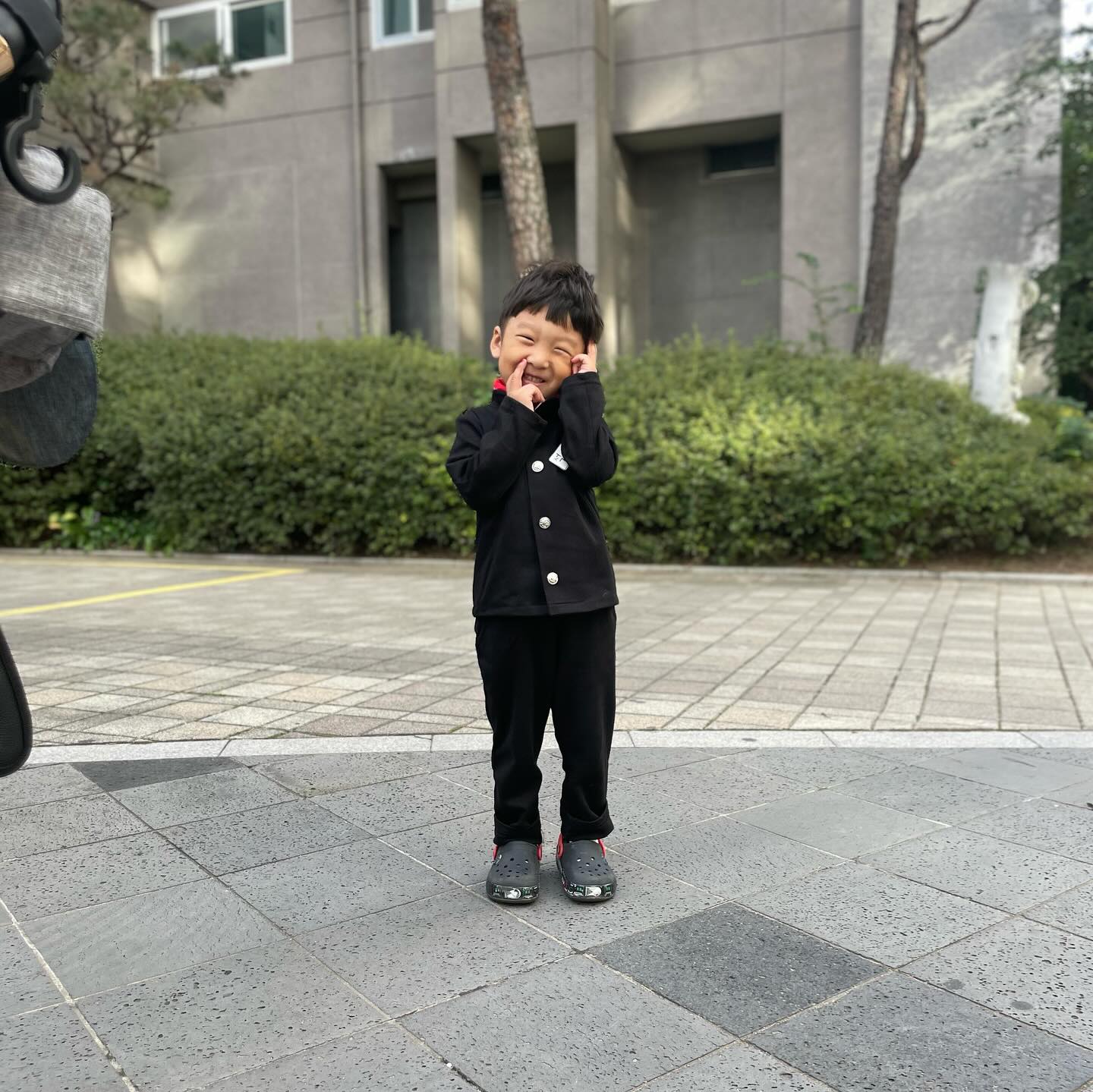 #튼튼이피드 #밀린피드 #20231006

#복고데이 행사로 급하게 준비한 복고 의상 ㅋㅋㅋ
약간 기장이 길지만.. 그냥 입혀보냈다ㅋㅋ
다른 귀여운 사진 너무 많은데
다른 친구들 얼굴 일일이 가리기 귀찮아 ㅠㅠ

#유치원행사
#49개월
#황금돼지띠