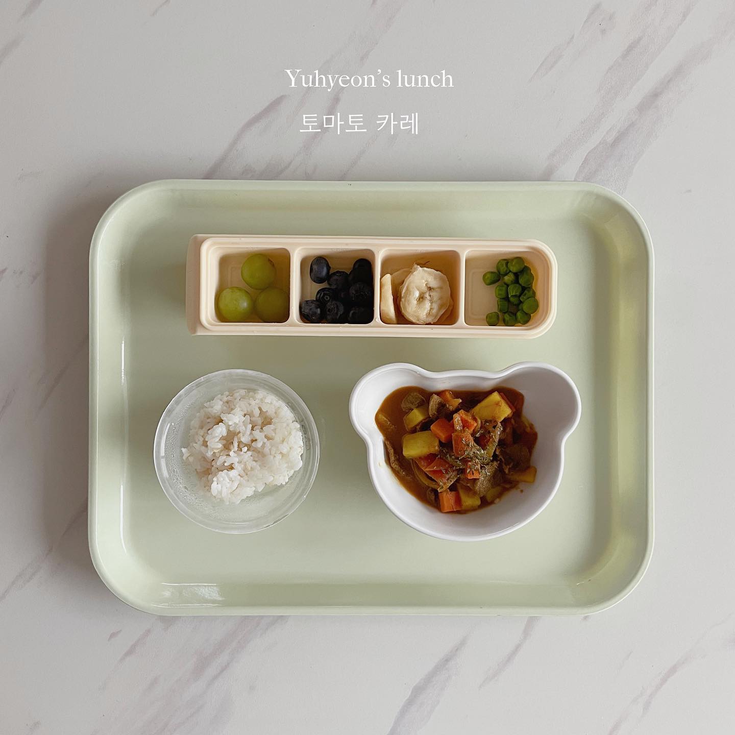 🔥레시피 본문 참조!! #유현_점심메뉴

토마토 넣어 만든 토마토 카레입니당! 토마토가 들어가서 일반 카레보다 조금 새콤달콤해요:) 색깔도 넘 이쁘쥬?🥰

요것도 두세끼 분량 만들어서 얼려둬도 좋구요! 전 그냥 냉장 보관했다 이삼일 안에 재탕준답니다🤭

🏷️토마토카레
1.양파는 채썰고, 감자, 토마토 한 개와 당근은 깍둑 썰어요. 이외에 야채는 냉장고 사정에 따라 맞추어 주세요. (토마토 반개로 줄여도 👌🏻)
2.양파 버터에 볶다가 소고기 40그람 넣어 함께 볶아요
3. 감자와 당근 넣어 함께 볶아요
👉🏻전 소금, 양파랑 마늘가루로 간해줬어요 (생략가능)
4.토마토 넣어 으깨면서 함께 볶다가, 뭉그러지면서 토마토가 연해지면 채수 넉넉히 부어 끓여주세요
5.카레가루 원하는 만큼, 넣어 졸이듯 농도 맞춰주면 완성
👉🏻알룰로스 조금 넣어주면 더 맛나져요✨

📍레시피가 도움이 되신다면, 사용 후 태그 부탁드립니다. 유현 맘이 응원갈게요❤️
📍이 레시피를 영상으로 보고 싶다면? 릴스탭 클릭👉🏻:)