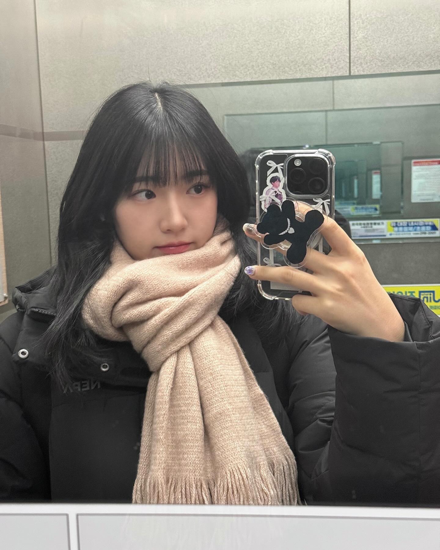 머리 자른거 삭발 아니고 입대 아니고 숏컷 아니고 중단발. 근데 이제 조금 많이 짧은..