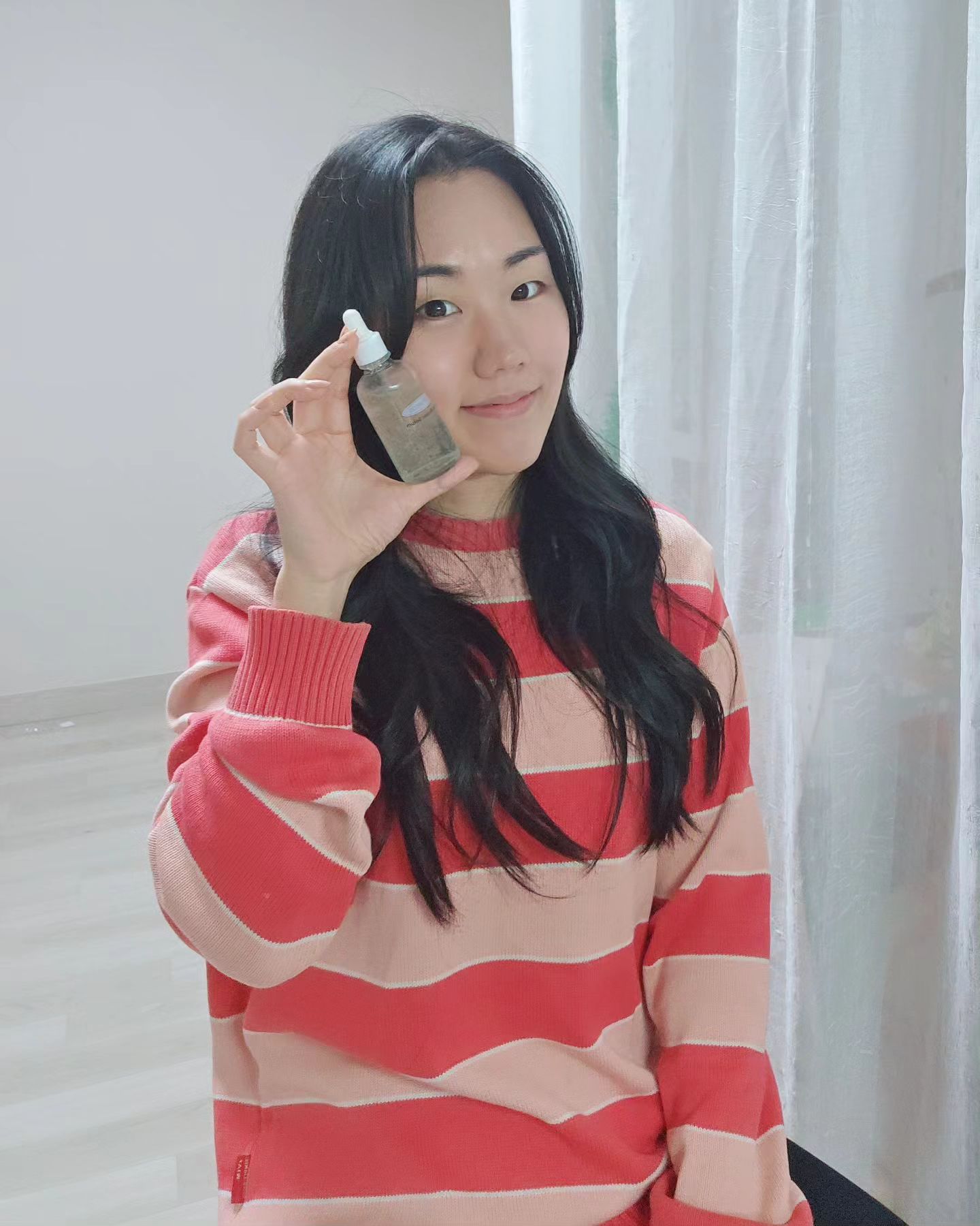 패션의 완성은 피부다. 

사실 얼굴이지만? 피부도 이목구비에서
엄청난 비율을 차지하잖아요? 피부컨디션에 따라 분위기가 달라지죠.

화장품을 고를 땐 성분, 피부진정과 피부컨디션을 중요시 여기는 편이예요. 

#제품협찬
wavecos.official wavecos.ad 

⠀그래서 이번에! 한번 써보고 반했던 웨이브코스에서 시카 리페어 세럼이 새로 나와서 가져왔어요! 

   전 요즘 감기 때문에 출근 할 때 마스크가 필수다 보니 외부자극으로 피부가 예민해져요. 

근데 이거 바르니까 진정되더라고요.  귀 옆에 나 있던 여드름이 들어갔어요. 뭐지? 싶어서 계속 써봤는데요. 생리 때도 얼굴이 깨끗? 전 그저 리페어 시카 크림이랑 같이 썼을 뿐인데?🤔 

회복되는게 맞구나? 올?🙄

T.M.I
다들 제 피부좋다고 하시는데 마지막피드 보면 전에 얼마나 심했는지 보이실거예요.😂 

#wavecos #웨이브코스시카리페어세럼 #웨이브코스 #시카리페어세럼 #시카리페어 #진정세럼 #민감피부세럼 #피부진정 #피부컨디션케어 #병풀추출물 #미백 #주름 #저자극 #보습진정