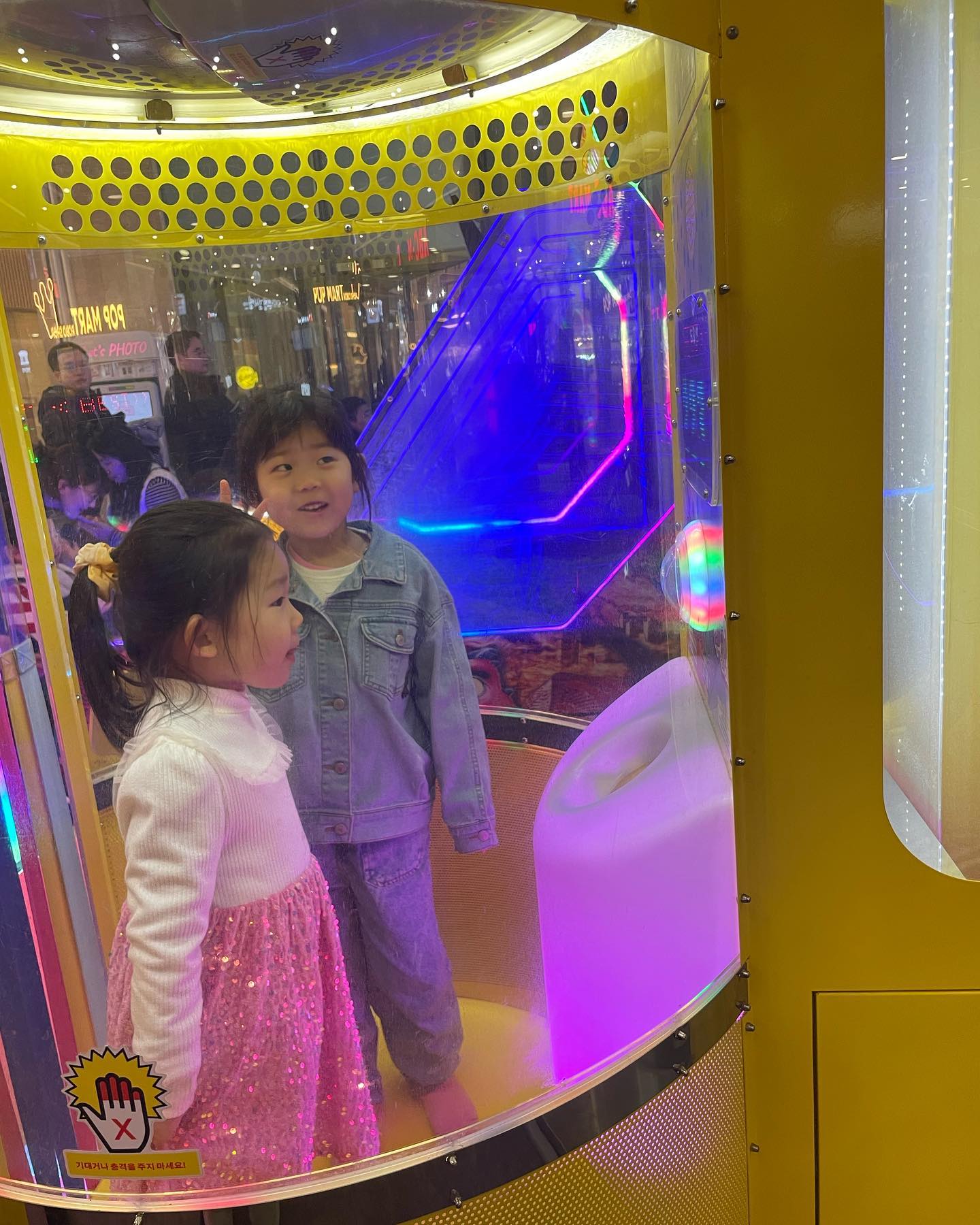친정아빠 담주 생신이라 겸둥이들이랑 엄마아빠랑 남편이랑 다같이 올만에 김포몰~~
사람들 많아서 
마스크 챙겨다녀야할것같다 #김포몰#주말일상 #주말일상그램
