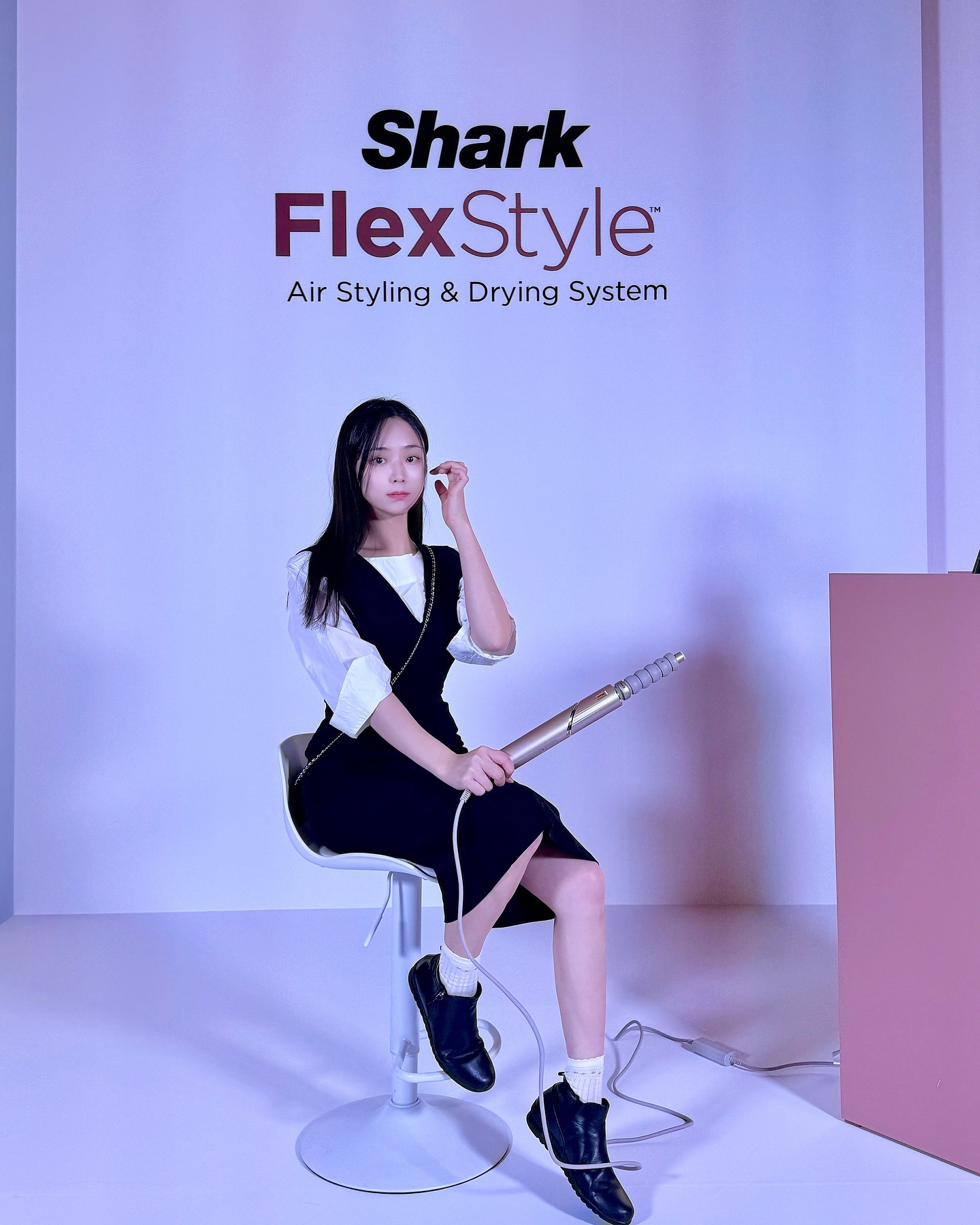샤크 플렉스타일 에어 스타일러 HD434 출시 기념 론칭 이벤트 <Get Ready to Shine> 에 참석했답니다. 그동안 계속해서 쓰고 있던 제품이라서 더 쉽게 사용해볼 수 있었다구요..! 2 in 1 설계로 매일 편하게 드라이와 스타일링을 한번에 할 수 있답니다😮
저는 머리 숱이 많아서 머리 다 말리고 고데기까지 하기 너무 오랜 시간이 걸렸는데 이거 하나만 있으면 편해요..! 가볍고 컴팩트한 편이라 여행도 이거로만 갖고 다니는데, 이번에 새로 나온 샤크 플렉스타일 에어 스타일러 제품이 궁금해서 방문해보았답니다😙
레스파스 에트나에서 핑크 핑크한 무드로 예쁘게 준비되어 있었던 공간. 
직접 테스트해 볼 수 있는 존도 있어서 다양하게 즐길 수 있었어요💖
포토존도 안쪽에 몇개나 더 준비되어 있어서 더 좋았던…! 양쪽 무대에서 스타일링 시연도 보는데 모델 분들이 다 너무 이쁘셔서 넋놓고 봤습니다.
히히 인생샷도 다양하게 남기고 멋진 경험했어요. 
크리스마스 연말 선물로도 강추한답니다..! 🎄

#샤크뷰티 #플렉스타일 #샤크플렉스타일 #헤어드라이어 #에어스타일러 #헤어스타일러 #헤어스타일링 #연말선물