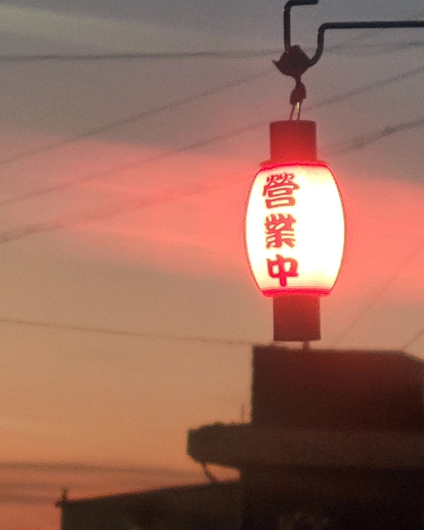 .
노을이 예쁘고 #달🌙 은 조금 더 예뻤던 저녁
#집앞바다 #화북방파제 
.
좋은 사람들과 맛있는 음식. 
그리고 술한잔, 아니 사실 한 병😁
.
복잡한 생각 잠시 내려놓고 그냥 웃고 즐겁기에 충분했던 밤
.
.
#제주살이 #제주라이프🌴 #돌아온차박시즌2 #올해도어김없이 #의자만들고가는캠핑 #언니오빠들덕분에 #잘먹고잘놀았습니당🙇‍♀️