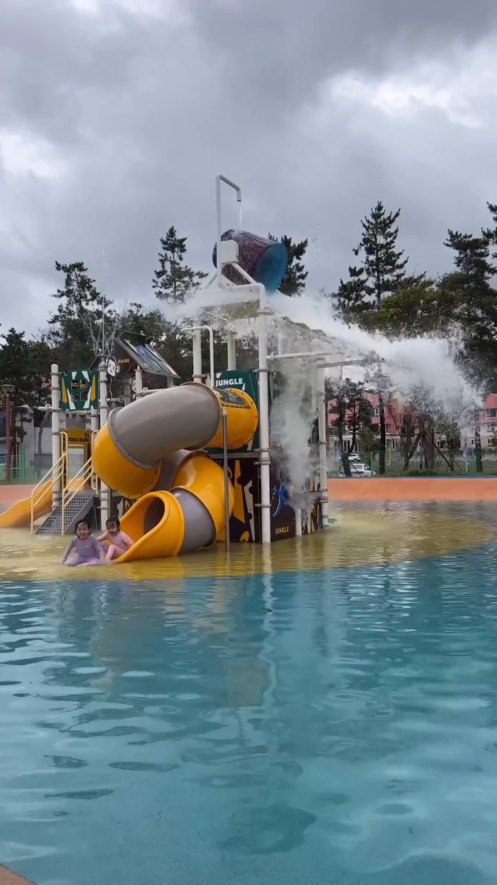 변산해수욕장 23.7.25 방문!
어린이 물놀이터가 있어 아이들은 신나고,
어른들은 조개 잡을 수 있어 재미있고!
변산해수욕장 꿀잼이랍니다:)