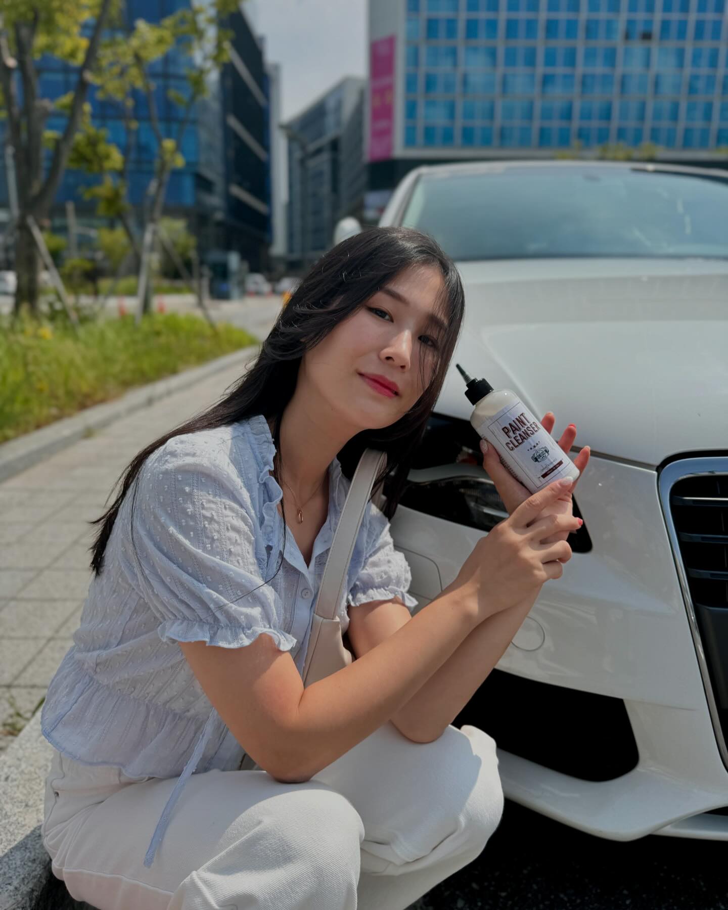 #광고 새차할때 워시프로 오토그루밍 페인트 클렌저를 사용해봤는데, 정말 최고예요..!!오래된 차량 얼룩이 쉽게 지워지지 않아서 스트레스였는데, 이 제품을 사용하고 나니 완전히 해결됐어요. 차 표면이 다시 깨끗해지고, 광택도 살아나서 새 차를 보는 듯한 느낌이 들더라고요. 

연마 성분이 없어서 모든 색상의 차량에 안심하고 사용할 수 있었어요. 특히, 입구가 작아서 원하는 부위에 필요한 양만큼 정확하게 뿌릴 수 있어 편리하답니다. 페인트 클렌저로 얼룩을 제거해줄 뿐 아니라 차량 도장면을 보호하고, 광택을 더해주는 효과까지 있으니, 이제 오토그루밍 없이는 세차를 상상할 수 없을 것 같아요.

차량 관리가 훨씬 수월하고 색상도 더 선명해져서, 이제 세차할 때마다 이 제품을 꼭 사용하려구요🖤

➿ washpro___ 

#페인트클렌저 #셀프세차 #세차 #페클 #오토그루밍 #습식페인트클렌저